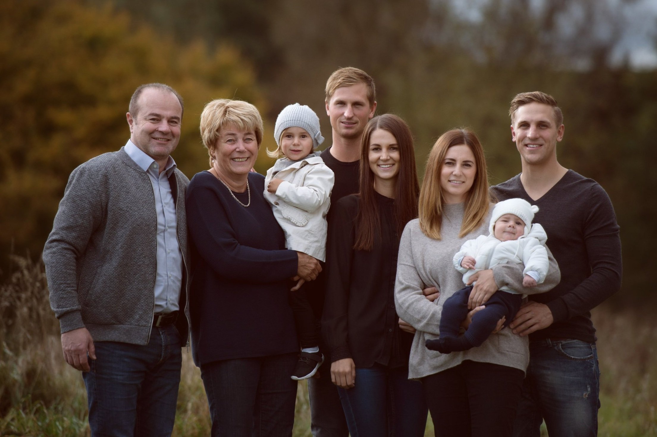Warm tone family portraits with grandparents and siblings