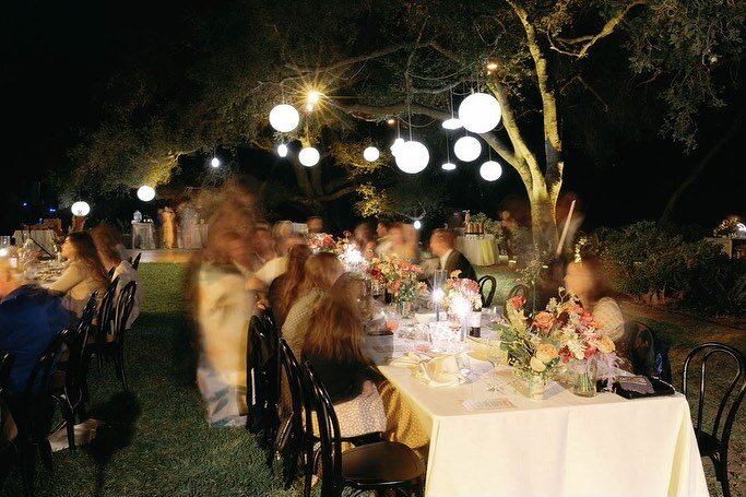 Love the ethereal feeling of these dinner photos 
. 
.
.
.
@little_creek_events_inc 
@brandi.crockett.photo 
@taftgardens 
.
.
.
.

#wedding #weddingphotography
#weddingplanner #weddinginspo #bride
#californiawedding #luxurywedding
#eventplanner #eve