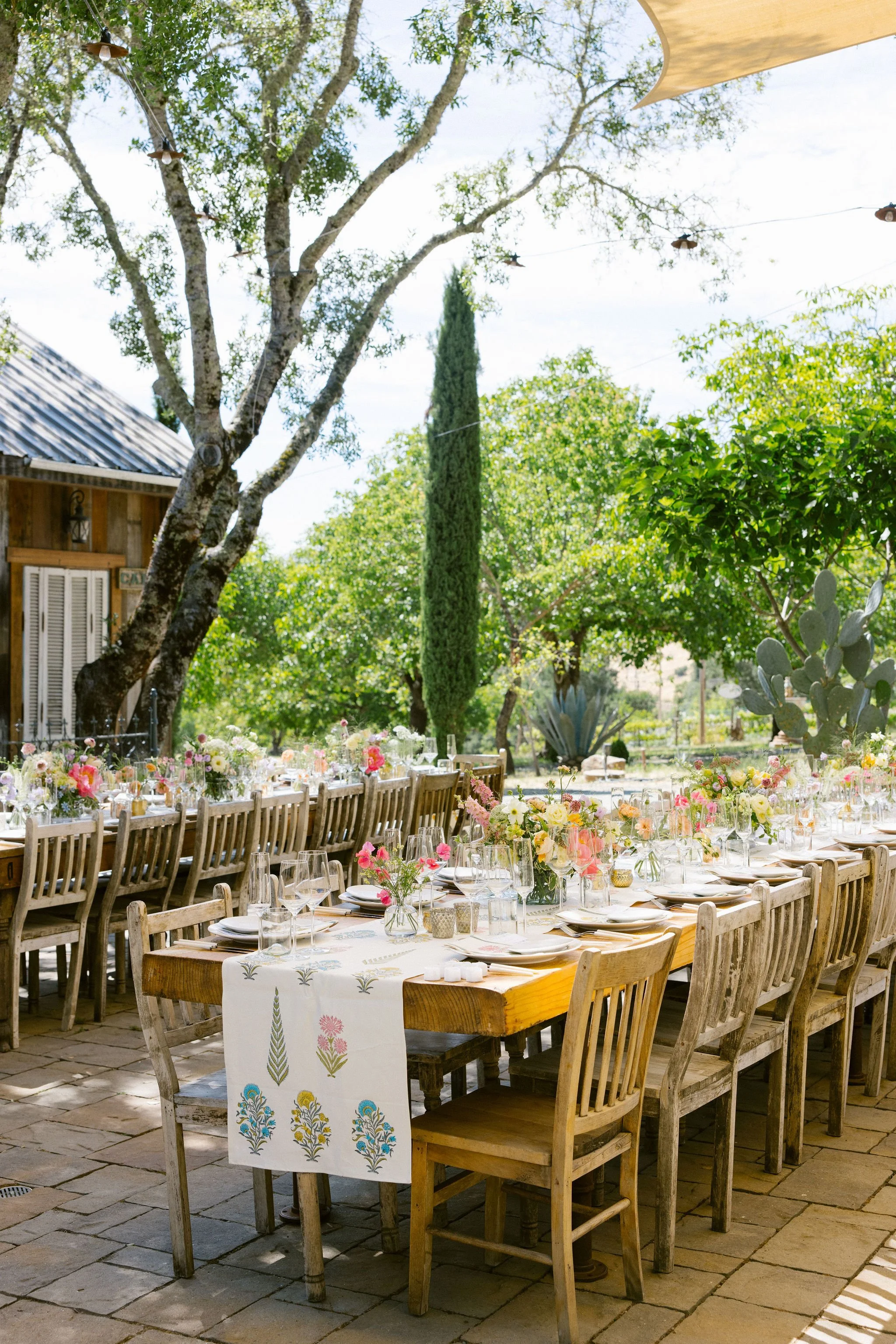 Early summer party vibes with bright wildflowers  // S & J
