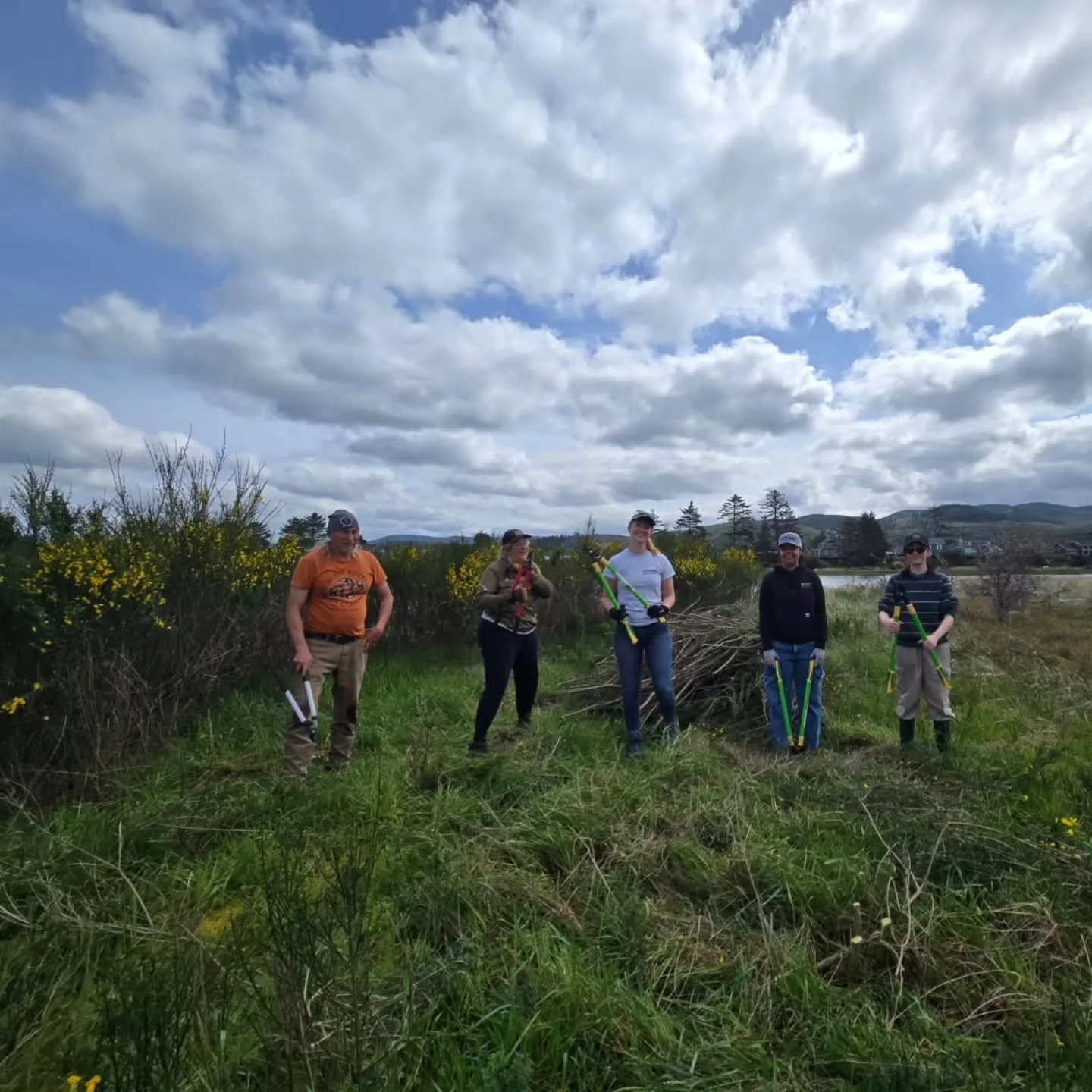 The first day of Necanicum Earth Week was a success! Thank you to the volunteers who came out to help remove scotch broom from the Necanicum Estuary.

Want to join us for more Earth Week events?&nbsp;

🗑️ Meet us tomorrow, 4/18, at the Necanicum Est