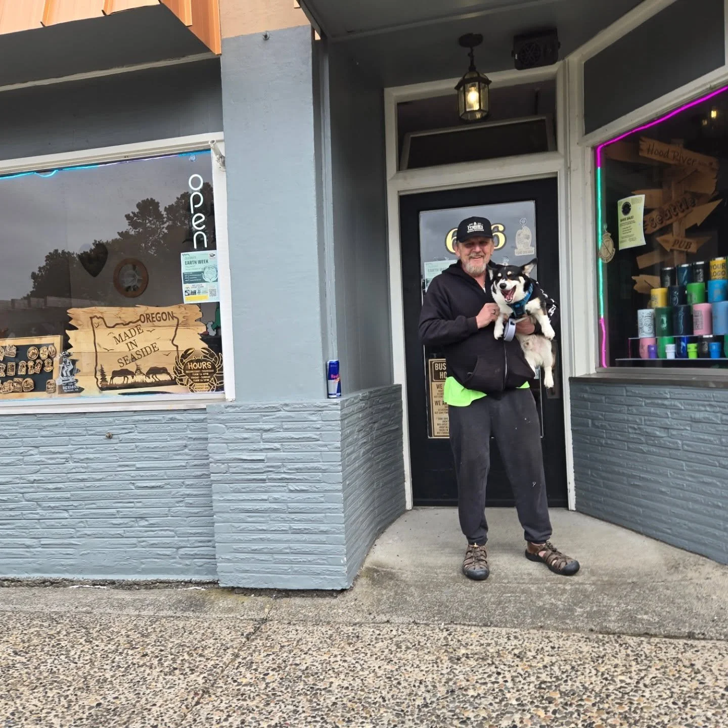 Earth Week continues! 🌏Stop by and see Steve and Maui 🐾🐶and a portion of proceeds will be donated to support salmon. They make some beautiful fish wall art! #madeinSeaside 

Thank you to @beachbumlaserdesign @chalk.boardcafe @cleanlinesurf @seasid