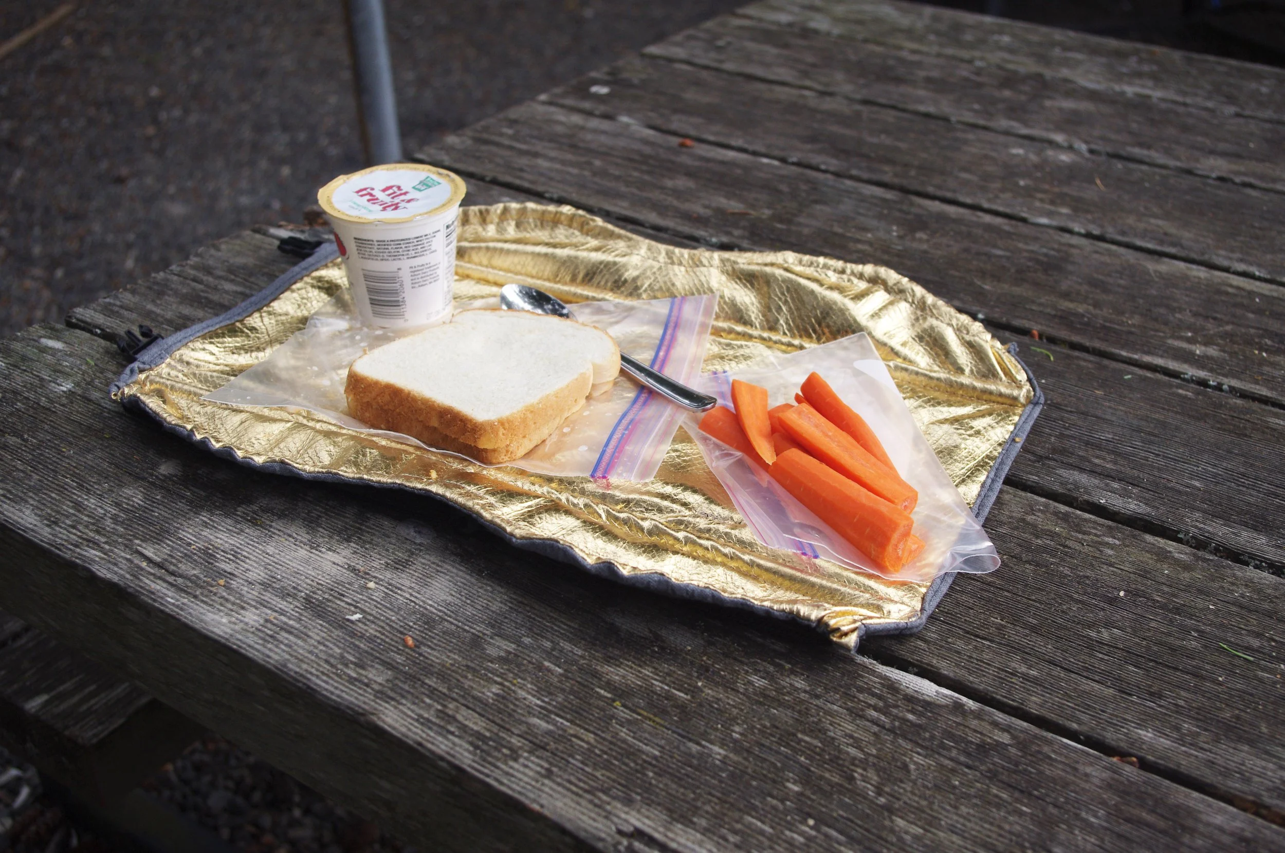  Even without a plate, take your lunch anywhere. 