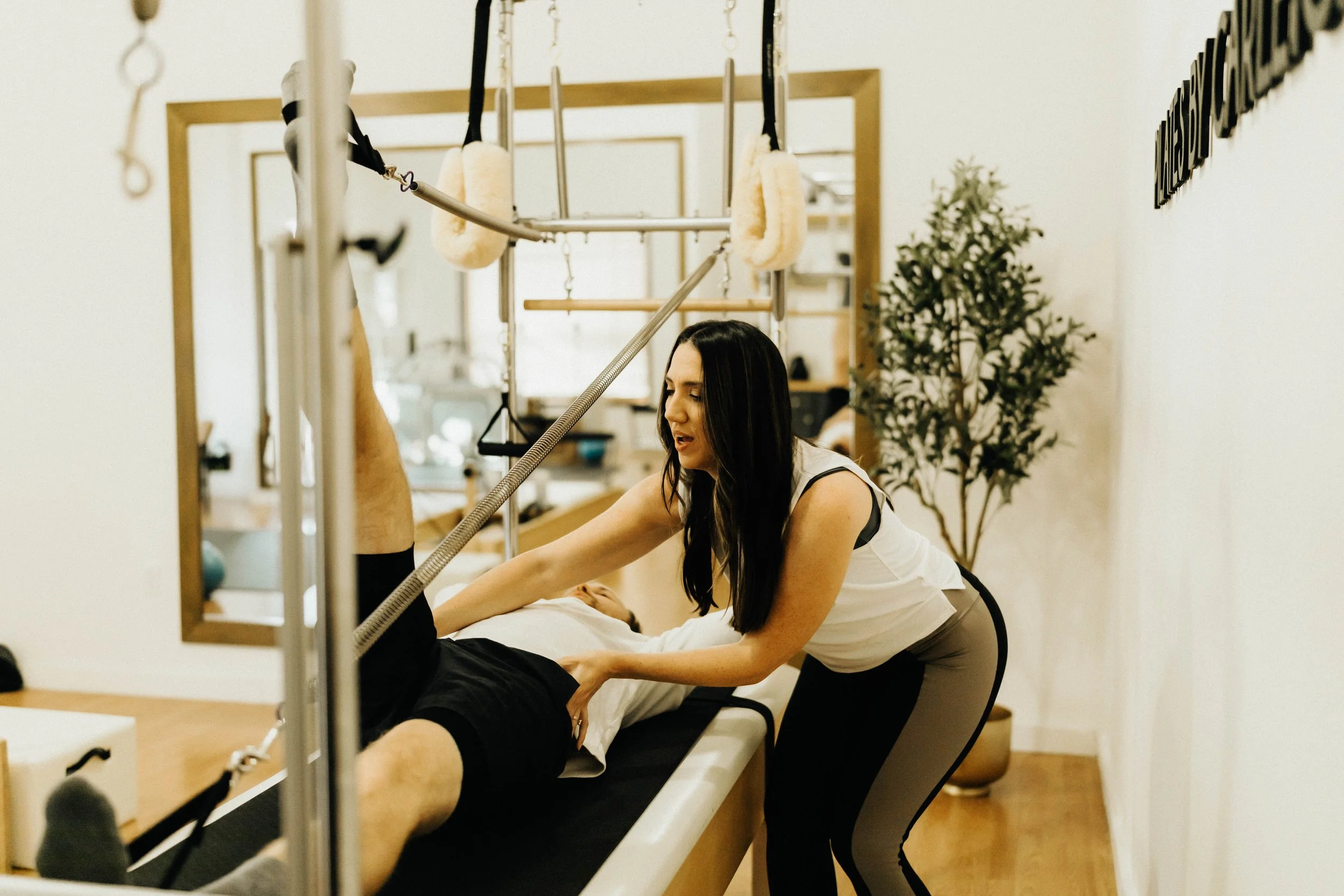 Private Pilates vs Group Classes: What’s Right for You? (An Agoura Hills Guide)