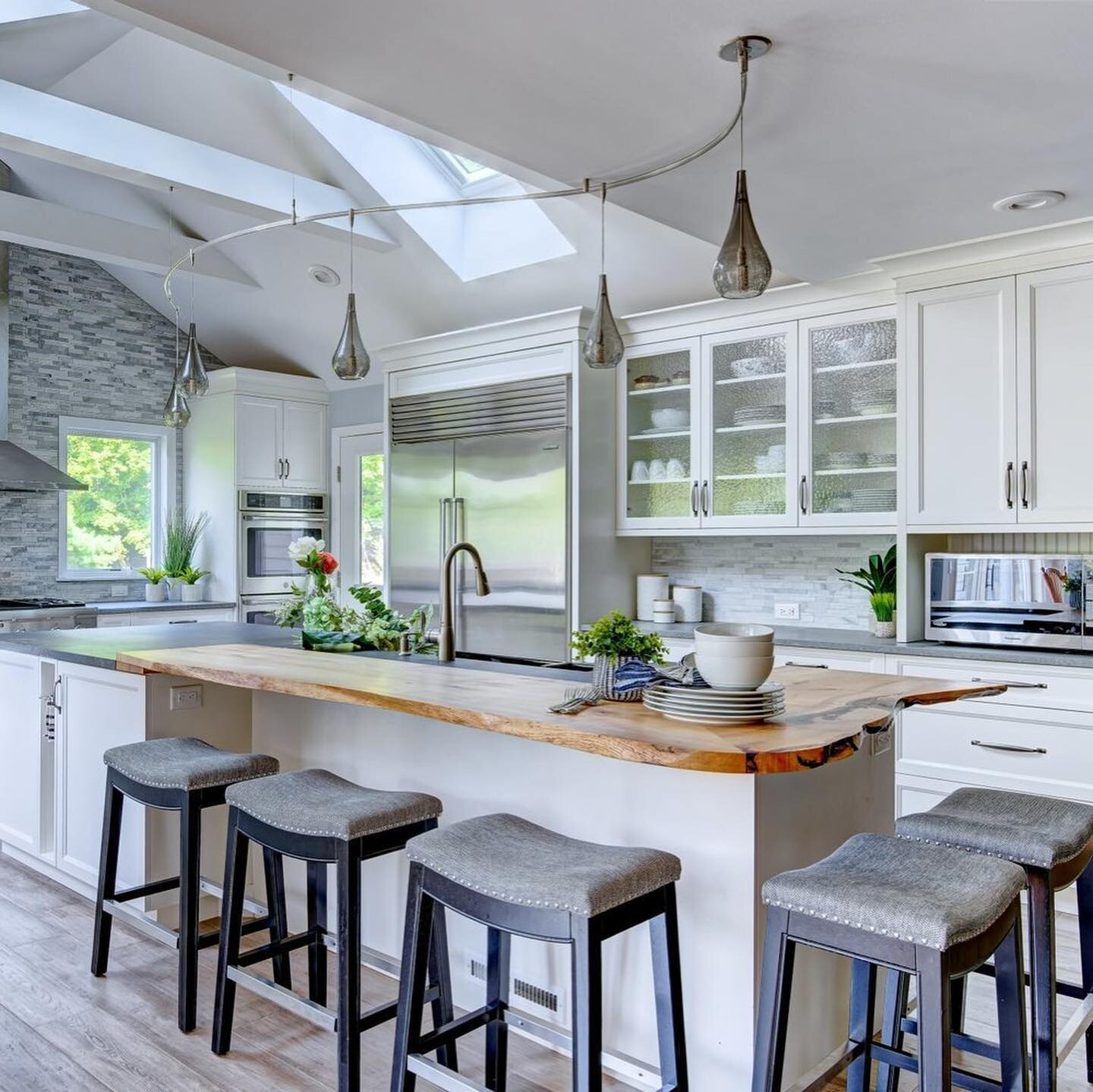 The hottest kitchen island trends of 2023:
🔥 Contrasting colors and materials
🔥 Multi-functional islands
🔥 Waterfall countertops
🔥 #openshelving 
🔥 Bold Lighting

Which one(s) are your favorite? 

#kitchendesign #kitchenisland #kitchenremodel