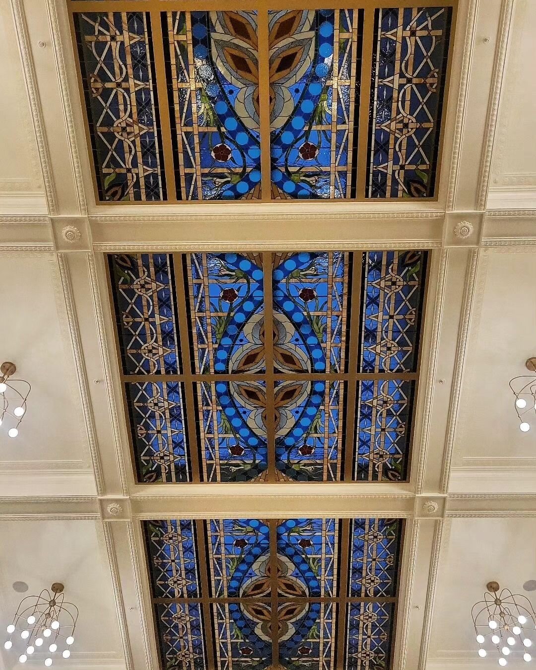 There is always a reason to look up. Look up more than you look around. ⚜️

#HotelSaintLouis #HotelStl #DowntownStl ##StLouis ##Stl #MarriottBonvoy #AutographCollectionHotels ##StaycationStl #ExploreStLouis #Staycation #StaycationStl #StainedGlass #L