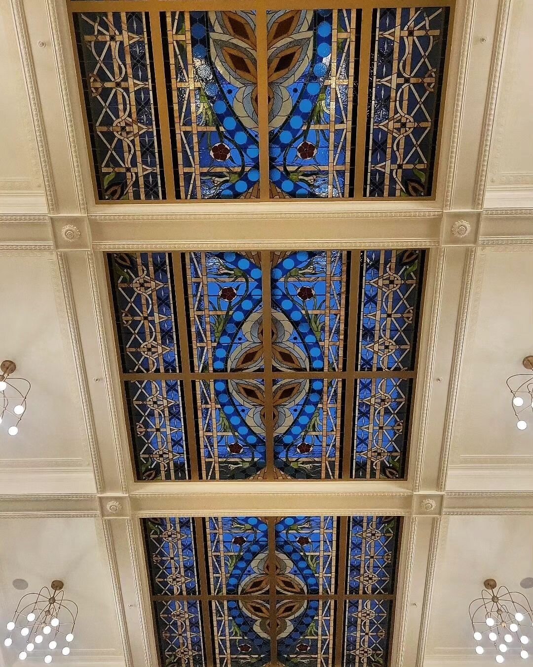 There is always a reason to look up. Look up more than you look around. ⚜️

#HotelSaintLouis #HotelStl #DowntownStl ##StLouis ##Stl #MarriottBonvoy #AutographCollectionHotels ##StaycationStl #ExploreStLouis #Staycation #StaycationStl #StainedGlass #L