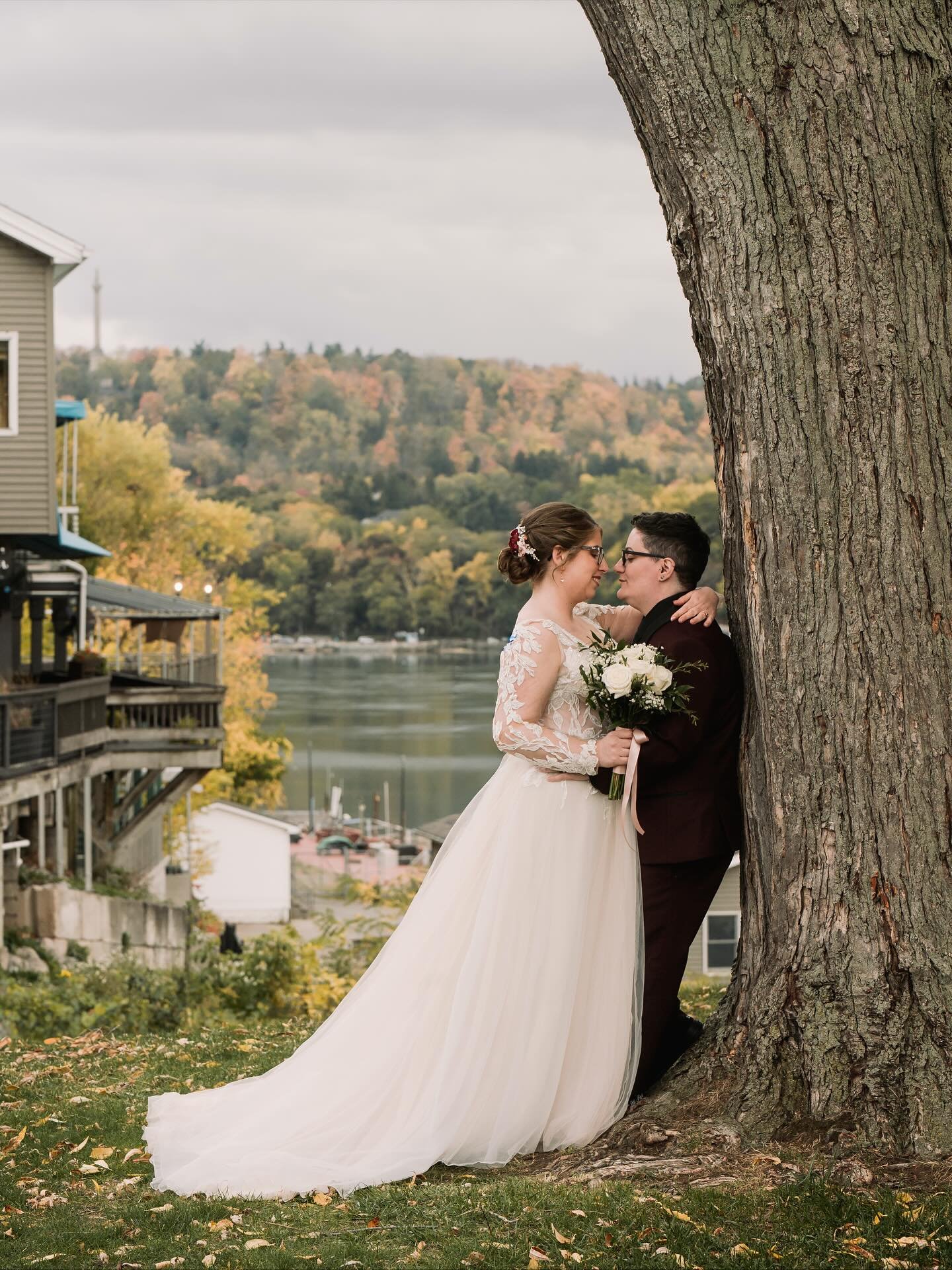 We got a little bit of every autumn color that there is on Becky and Sam&rsquo;s wedding day at @niagara_crossing!