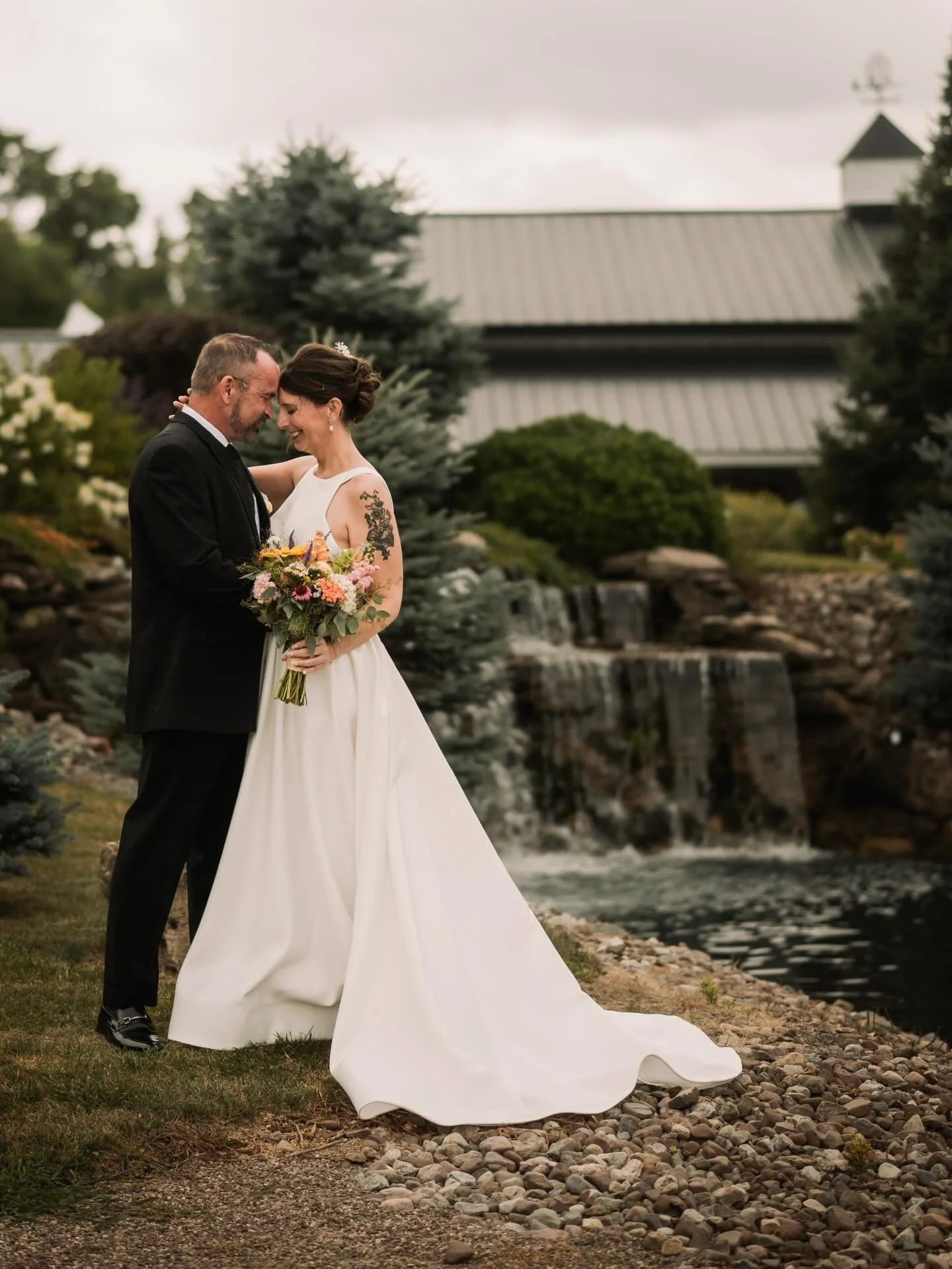 Jennifer and Todd got married on a beautiful summer Sunday afternoon at @binksberryhollow. Midday sun can be tricky to photograph in, but I know how to work with it to still get great shots!

Booking for 2027, and a couple more dates for 2026!