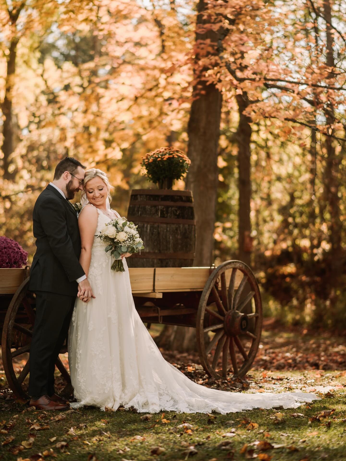 It&rsquo;s always hard to show off a full wedding day in just 20 slides on Instagram, but here&rsquo;s my best attempt! @obrienssleepyhollow is beautiful in the fall.