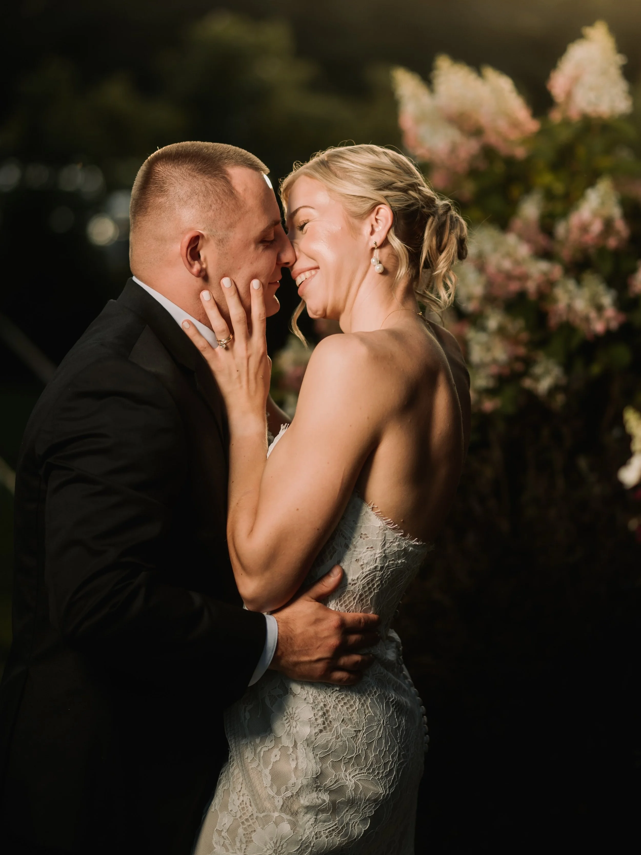I&rsquo;ve been busy shooting lots of 2026 weddings this summer, and slacking on posting them!  Here&rsquo;s one of my favorite moments from Maya and Noah&rsquo;s at the beautiful @lakewoodvineyards in Watkins Glen, NY. 

I used both flash and natura