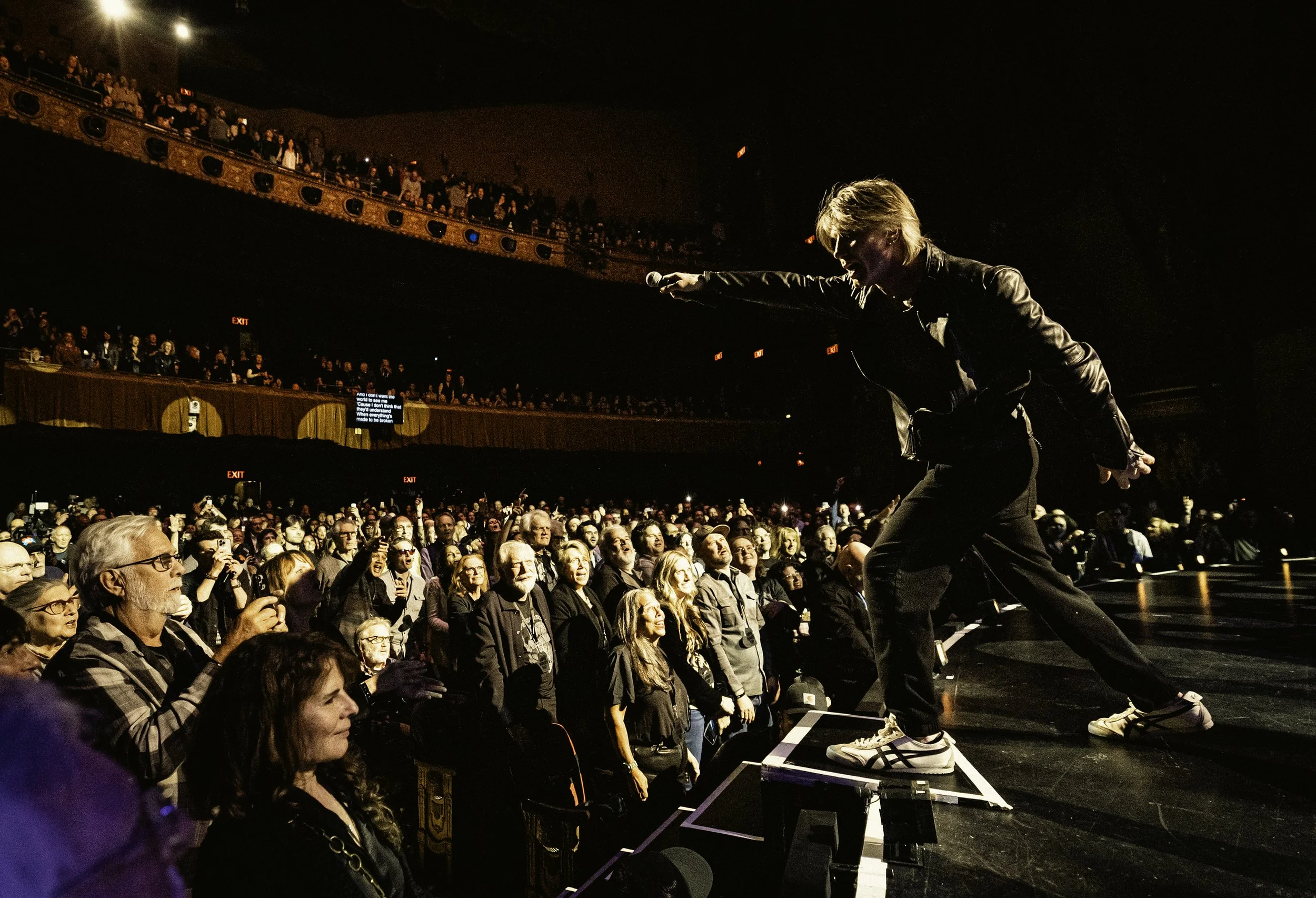 IRIS: GOO GOO DOLLS FRONTMAN JOHN RZEZNIK TAKES THE AUDIENCE THROUGH A SING ALONG OF THEIR HIT IRIS