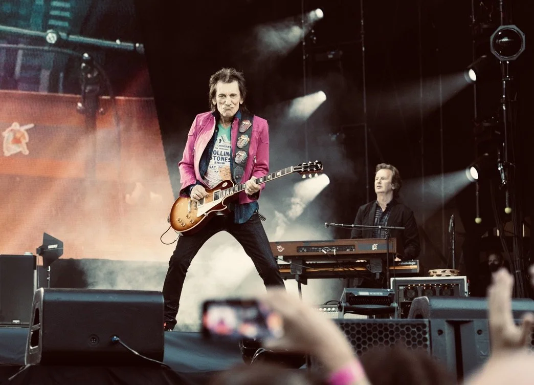 I CAN FEEL THE FIRE: RONNIE WOOD CATCHING MY CAMERA IN BRUSSELS.
