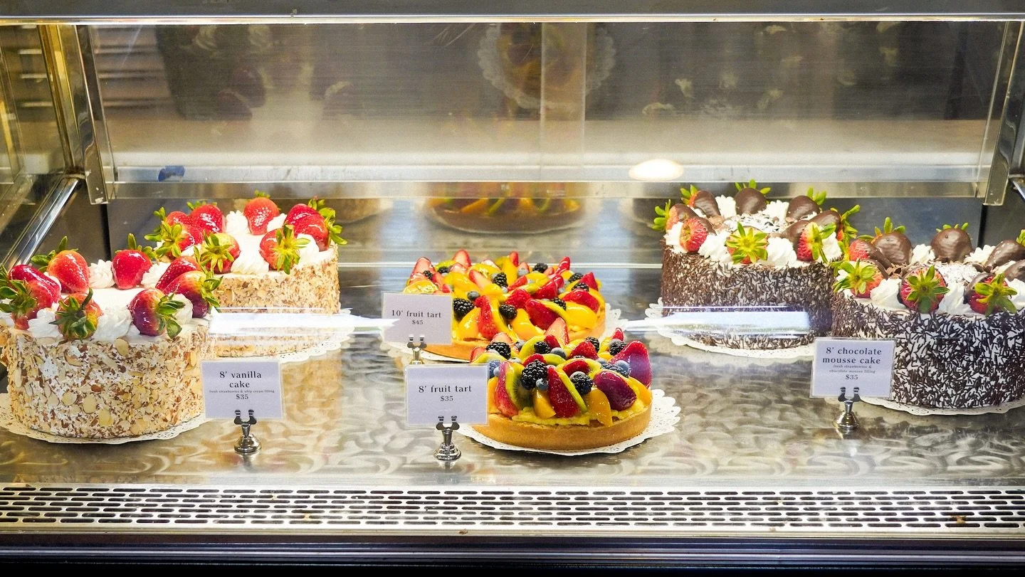 Happy Sunday🍓🎂🍑🌟 

Brunch, coffee, pastries, cakes &amp; tarts! We have it all✨ we hope to see you soon!

Kitchen is closing at 1pm today🍽️