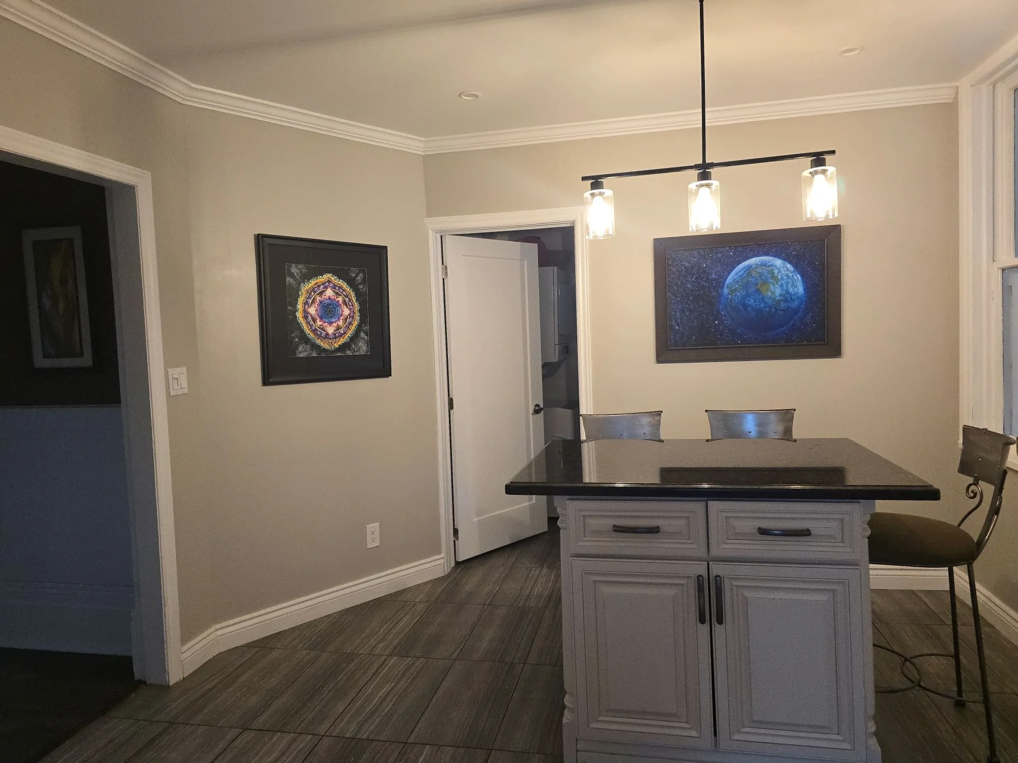 Eat in kitchen bar.jpg
