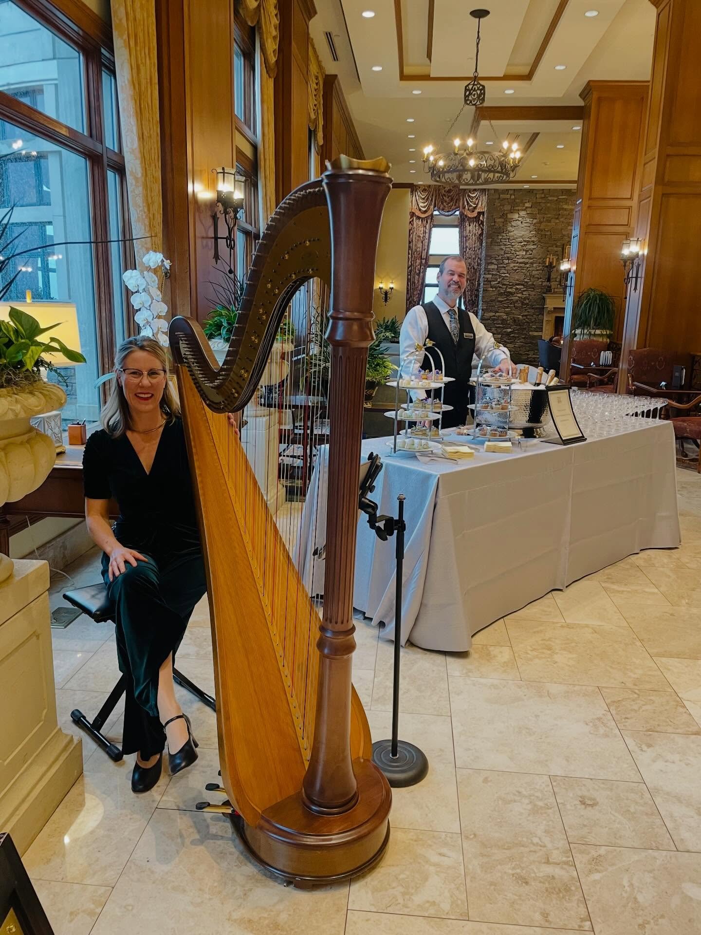 Happy 25 anniversary to the Inn @biltmoreestate 🍾

Always a pleasure to bring music to this sumptuous setting!

#biltmoreestate #ashevillewedding #avlharp #avlharpist #ashevilleharp