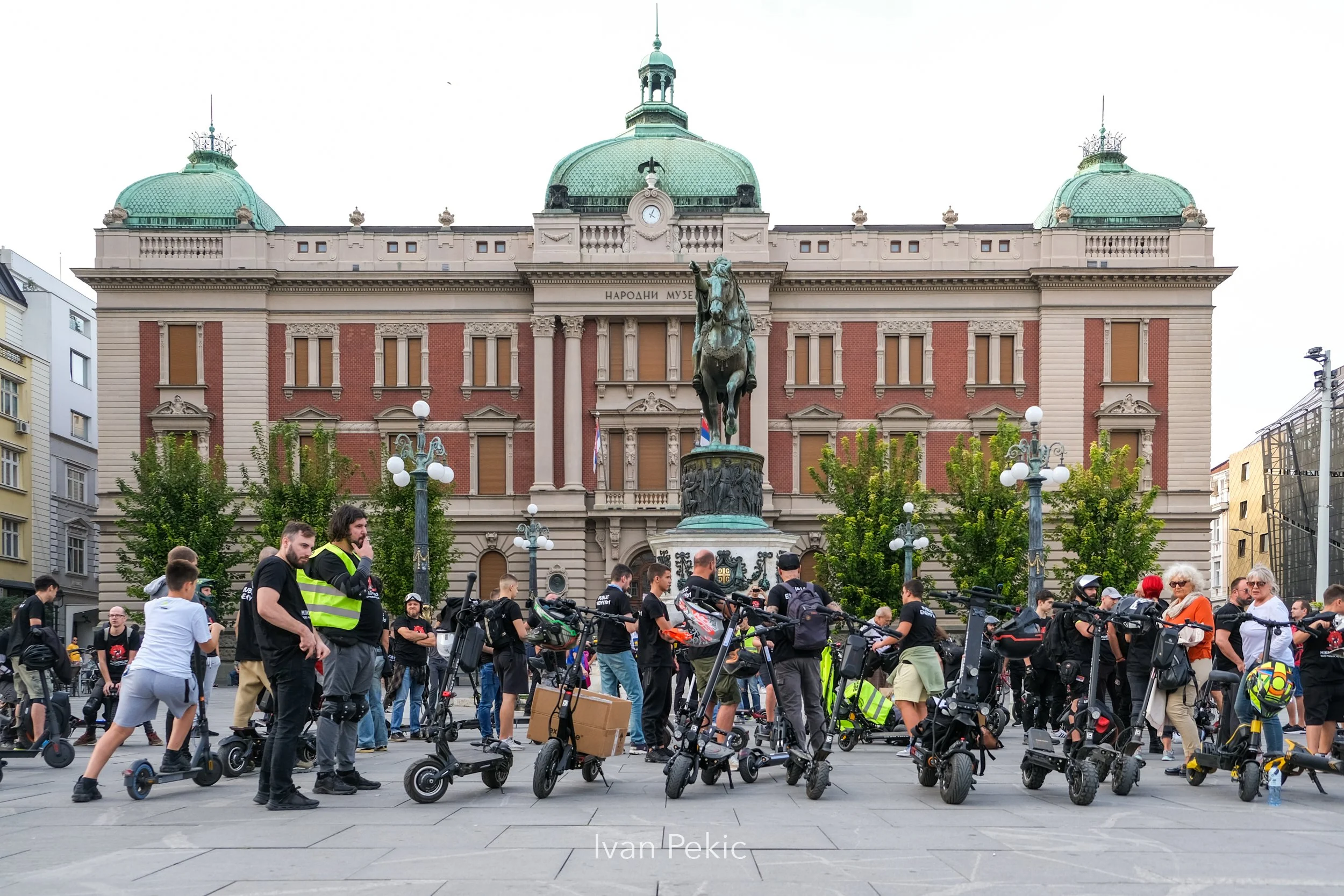 Prvi skup vozaca elektricnih vozila u Srbiji. 
7. Oktobar 2023. Beograd. 

Elektricni trotineti, monocikli, ebike i ostala braca ;)
