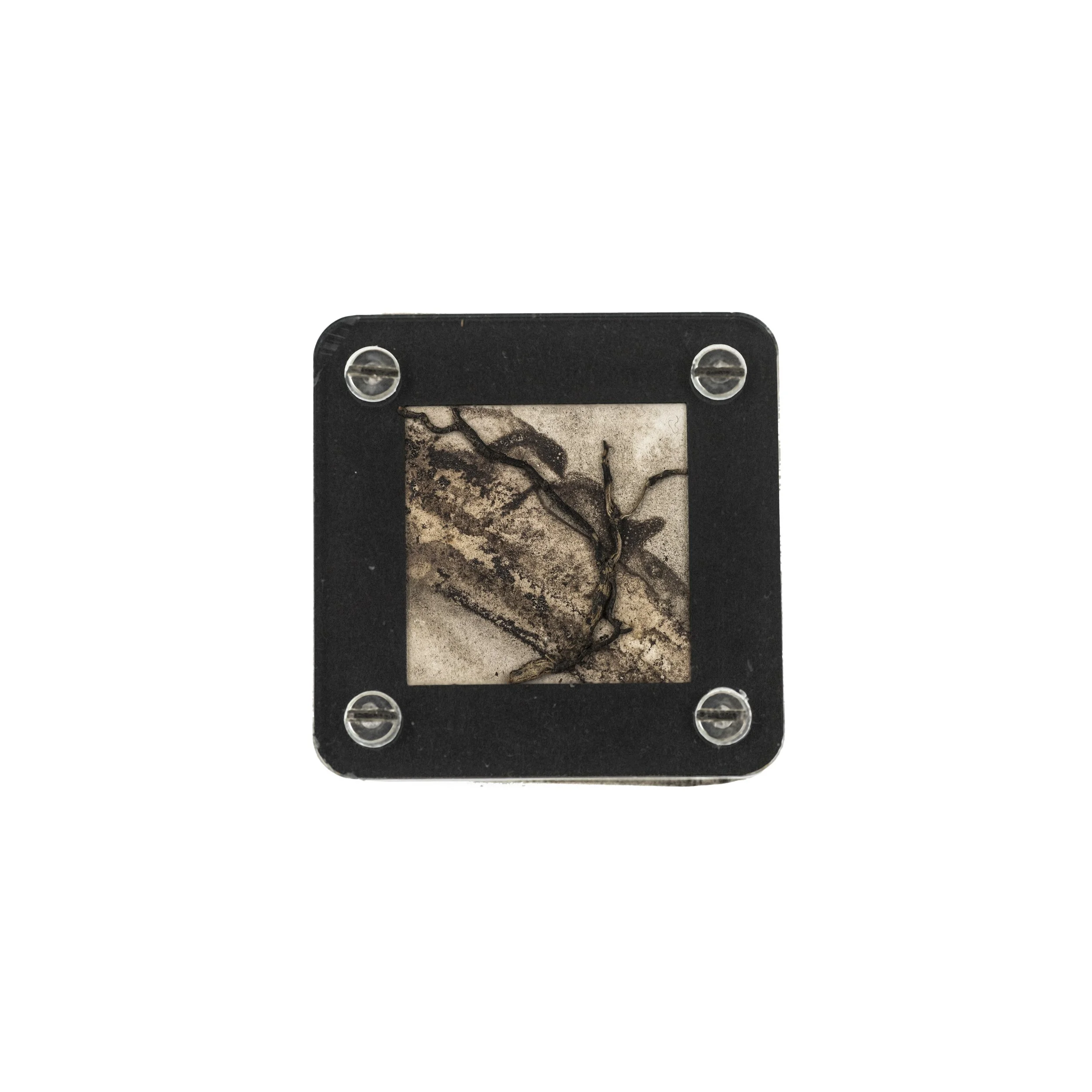 Brooch square black 01