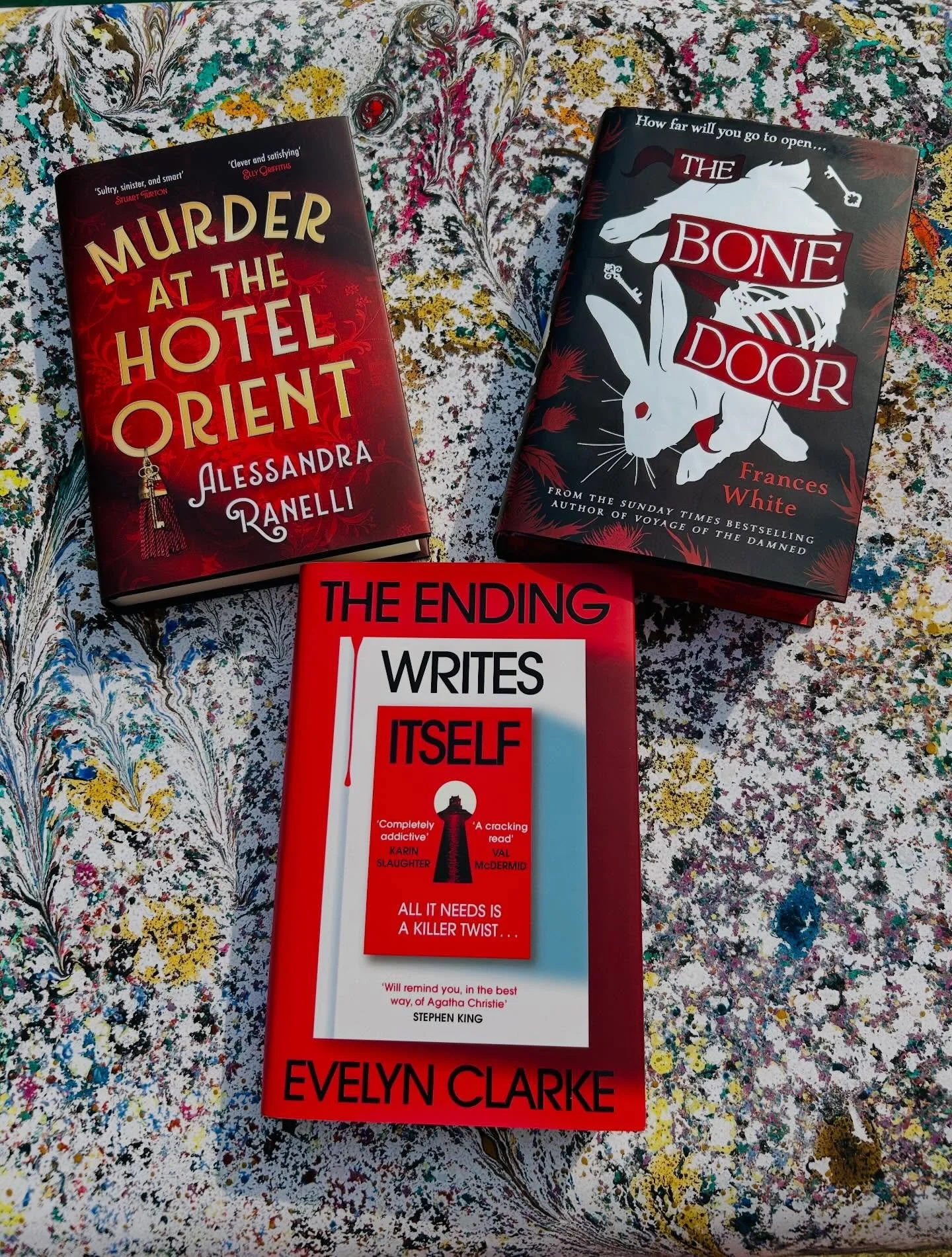 😍❤️Seeing red&hellip;. Here are a few of my fave books I&rsquo;ve read in May so far! ❤️😍

📚The Ending Writes Itself by @evelynclarkewrites (Aka @veschwab and @catclarkewriter ) - a murder mystery unfolds as six struggling authors compete for a li