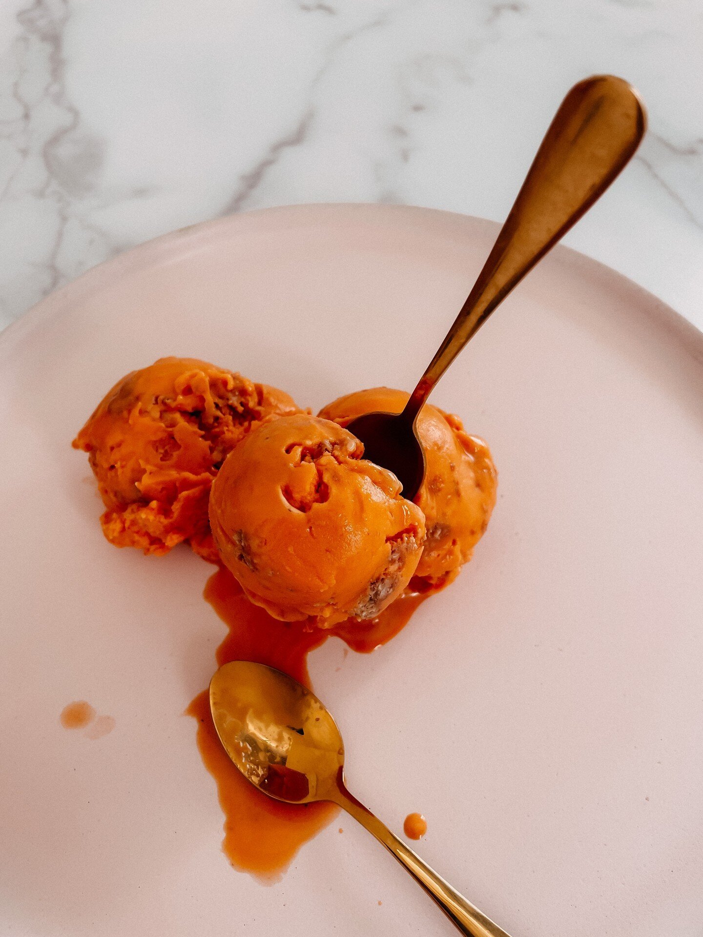 🍨 Thai Tea Oatmeal Cookie (vegan) 

Is it refreshing in the summer heat or comforting in the chilly winter air? Somehow, it's both. 🧡