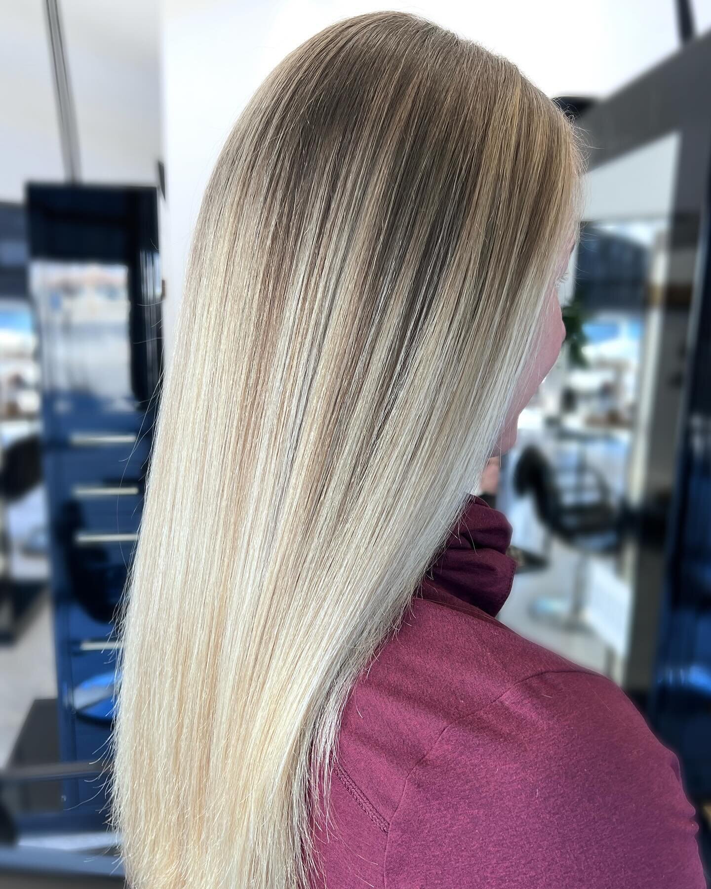 It&rsquo;s no secret I&rsquo;ve got a sweet spot for blondes, but blonde really is nothing without a little pop of dark to help bring it out. 💥

The way these tones worked together in Sierra&rsquo;s hair, made it so fun to photograph and it truly co