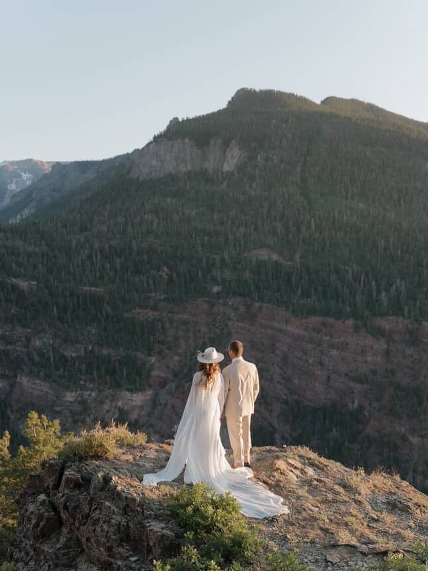 3 Secrets to having the LEAST stressful wedding morning possible: 

🤩 Having a Coordinator : This is something I didn&rsquo;t think that I would really need going into wedding planning, but let me tell you how RELAXED I was, and how much FUN I had o