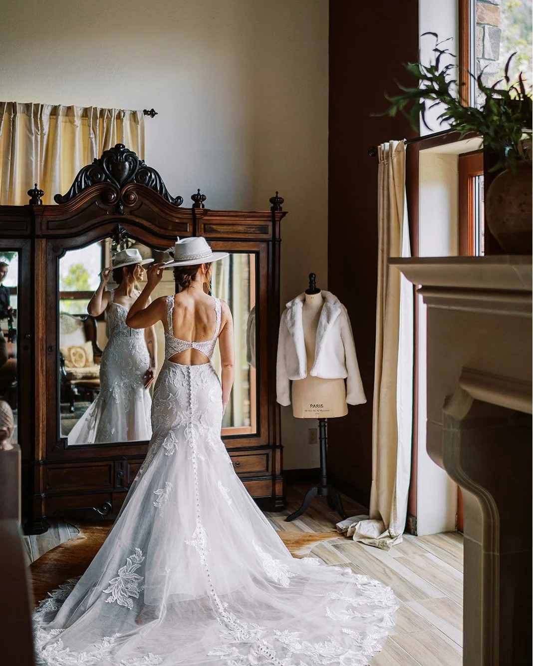 Brides&hellip; let&rsquo;s talk about bridal combos and the endless ways they let us customize your look throughout your day. 🤍✨

Your wedding hair doesn&rsquo;t have to be just one style. 

With the right combo, we can shift the vibe, add softness,