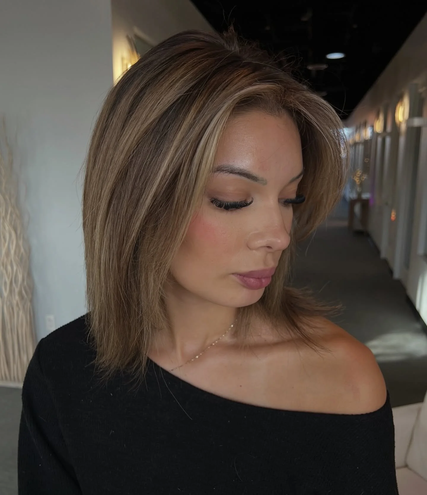 She didn&rsquo;t &ldquo;go darker.&rdquo; She evolved 🤎✨

This is your reminder that platinum blonde doesn&rsquo;t have to be forever.
 Swipe to see the journey &rarr; from icy platinum blonde to a rich, bronzy brunette that looks healthier, shinier