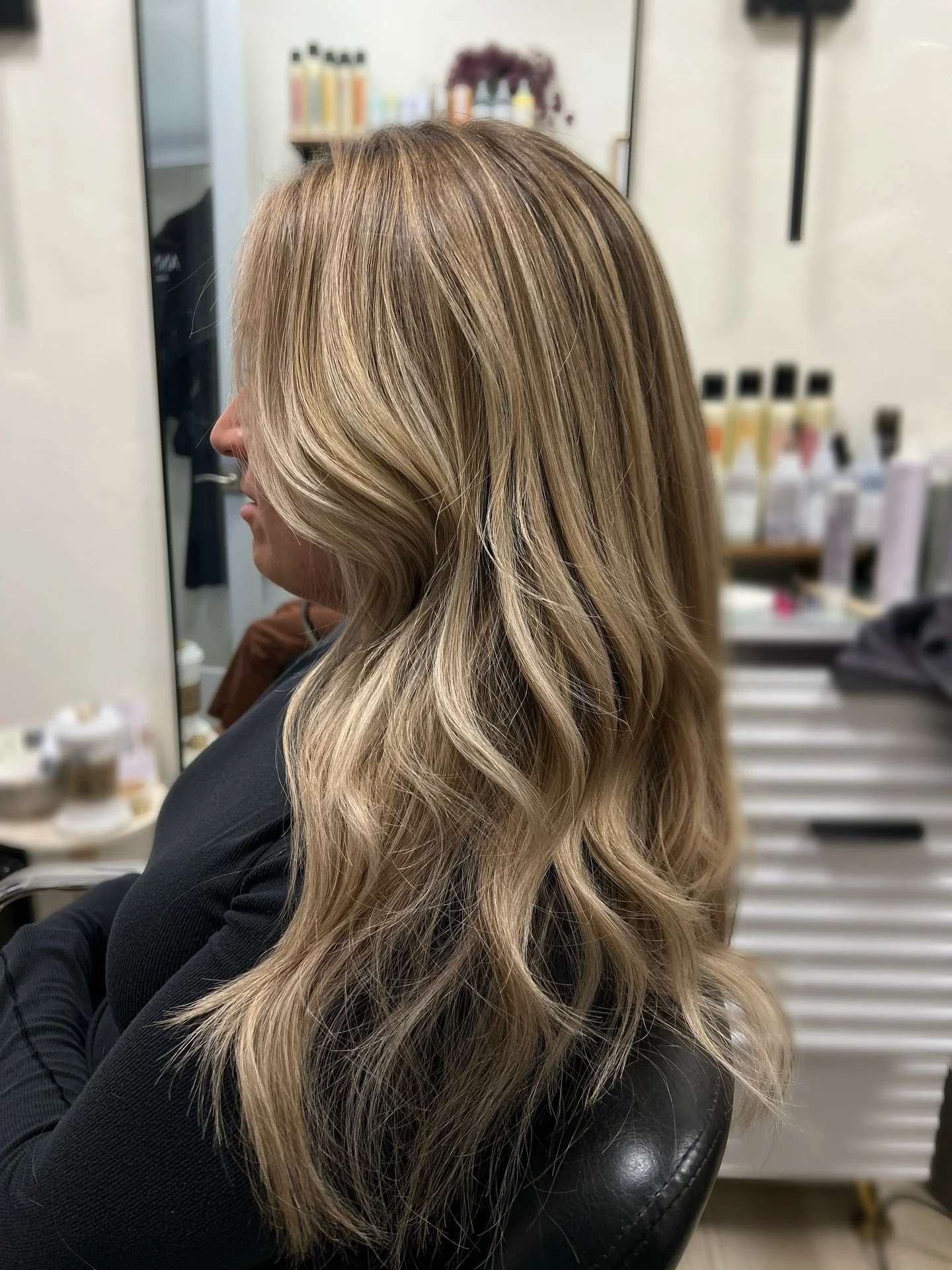 Low-maintenance doesn&rsquo;t mean boring 🤍✨

Last appointment, we did a gloss to retone her highlights to soften the contrast and to keep her color growing out beautifully.
 This time? 

We kept those lived-in lowlights and added a few intentional 