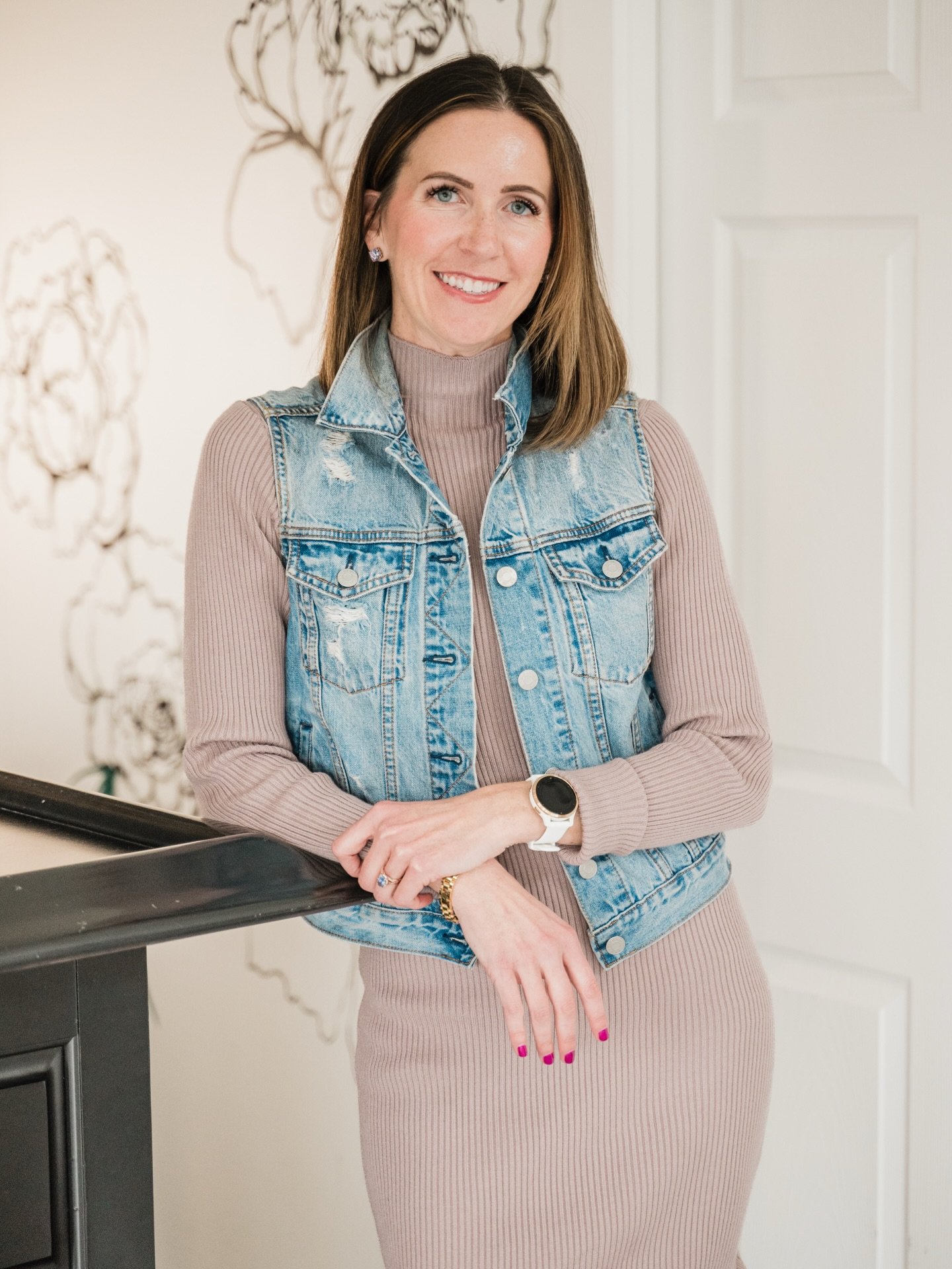 What it&rsquo;s like to sit in my chair ✨

First things first &mdash; what are we drinking?
Sparkling water?
 The holy grail Diet Coke?
 A cold brew that makes you feel like you have your life together?

If you&rsquo;re a snack girl&hellip; don&rsquo