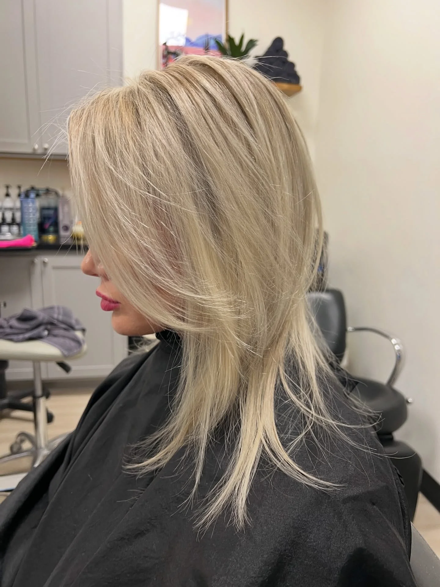 It had been several months since my beautiful client had her hair done, and her blonde was ready for a refresh ✨

Lately I&rsquo;ve been loving that 90&rsquo;s inspired highlight look again &mdash; and honestly, I never stopped. 

Fine, bright highli