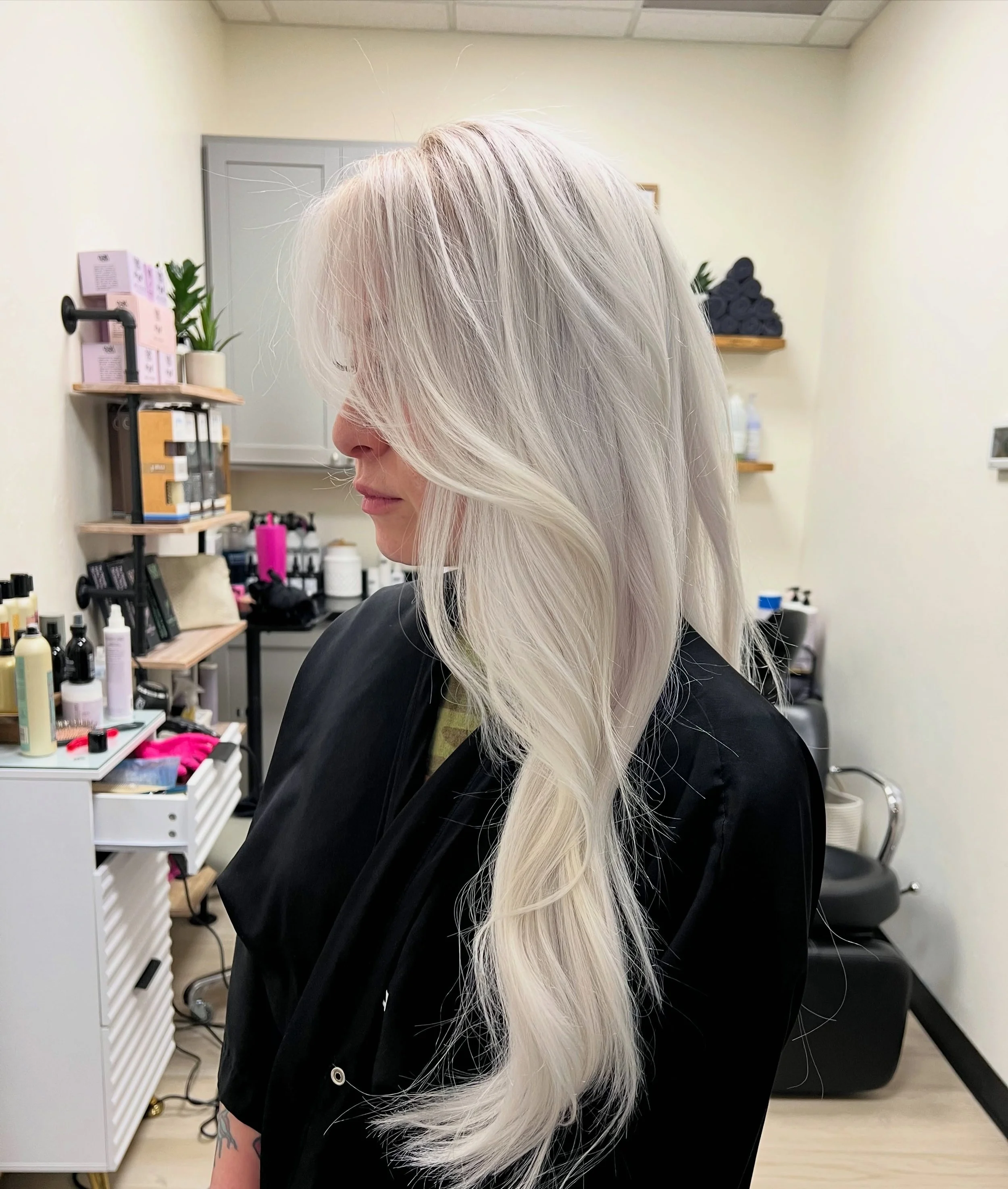 ✨ The art of blending ✨

Transitioning from a solid bleach and tone to a soft, dimensional highlighted look is a journey that isn&rsquo;t talked about very often.

When hair is one solid shade of blonde, creating a seamless blend with depth, movement