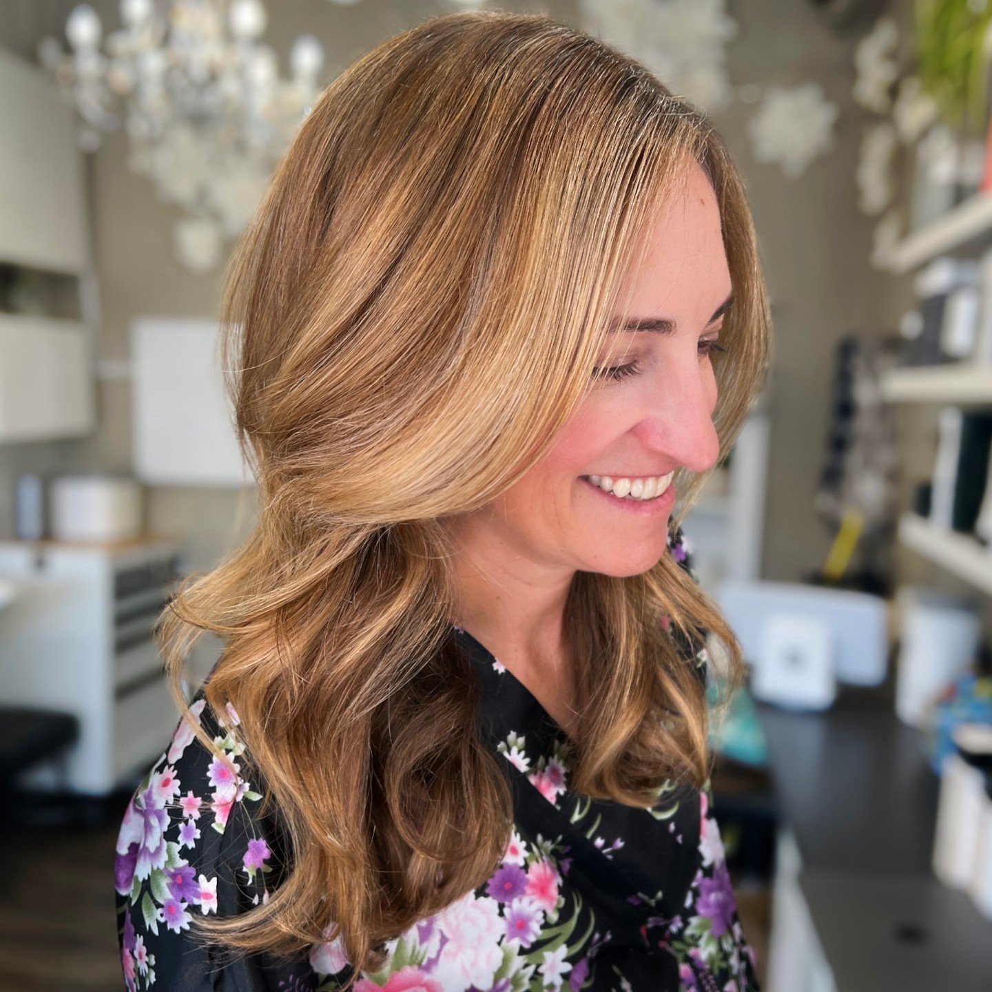 Did you know there&rsquo;s a way to highlight your hair without using lightener (aka bleach)? 🤯

Depending on the history of your hair and desired outcome, bleach free highlights may be an option.  Highlights created with permanent color could be a 