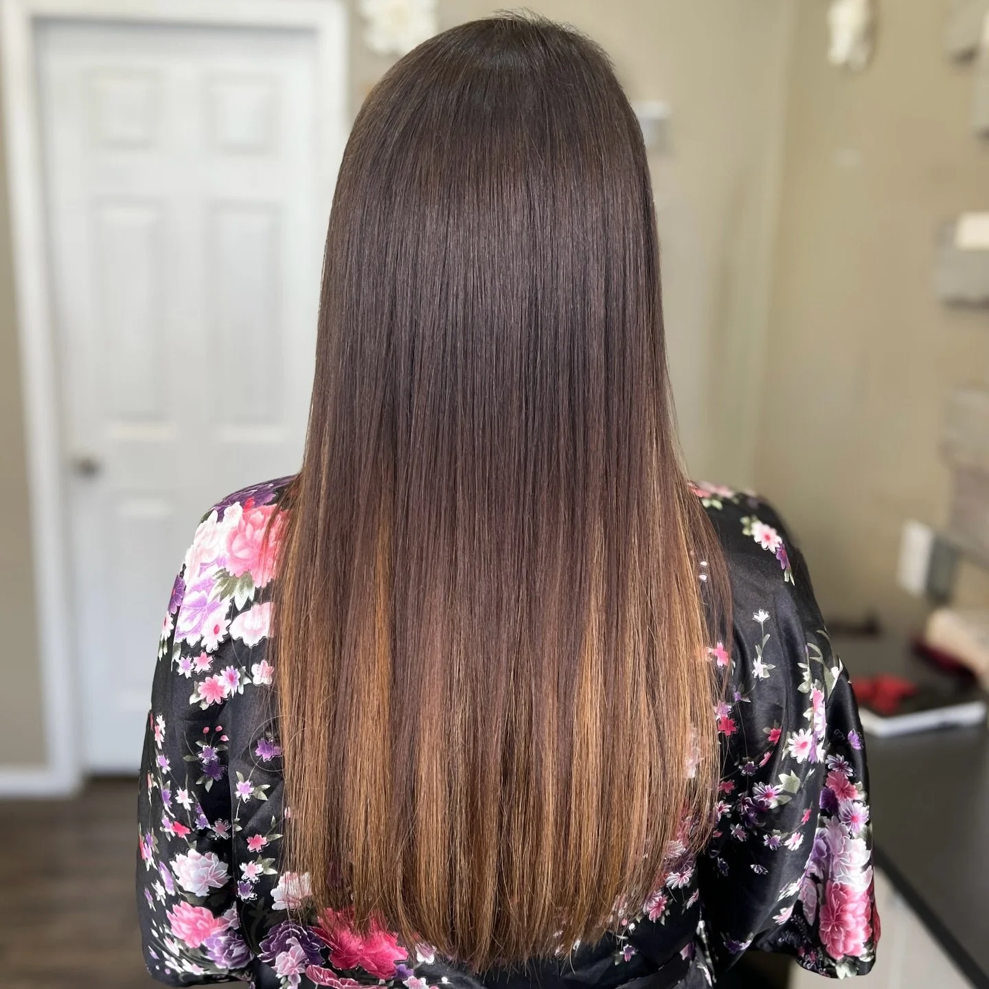 SWIPE to see the difference extensions can make for your COLOR 🤯

For this gorgeous brunette, I added multi-tonal extension wefts to create:

✨ A touch of dimensional brightness
✨ A fresh new look without altering her natural color
✨ Dramatically fu