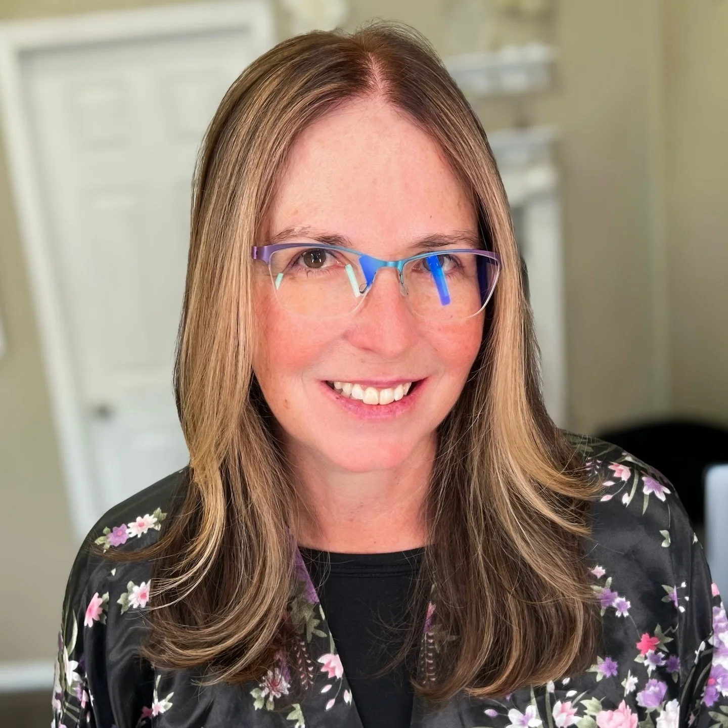 So you want a little something but don&rsquo;t have time for a full blonding session?

A Mini Highlight is one of my favorite ways to brighten your face, soften early grays, and give your color a refresh without spending half your day in the salon

J