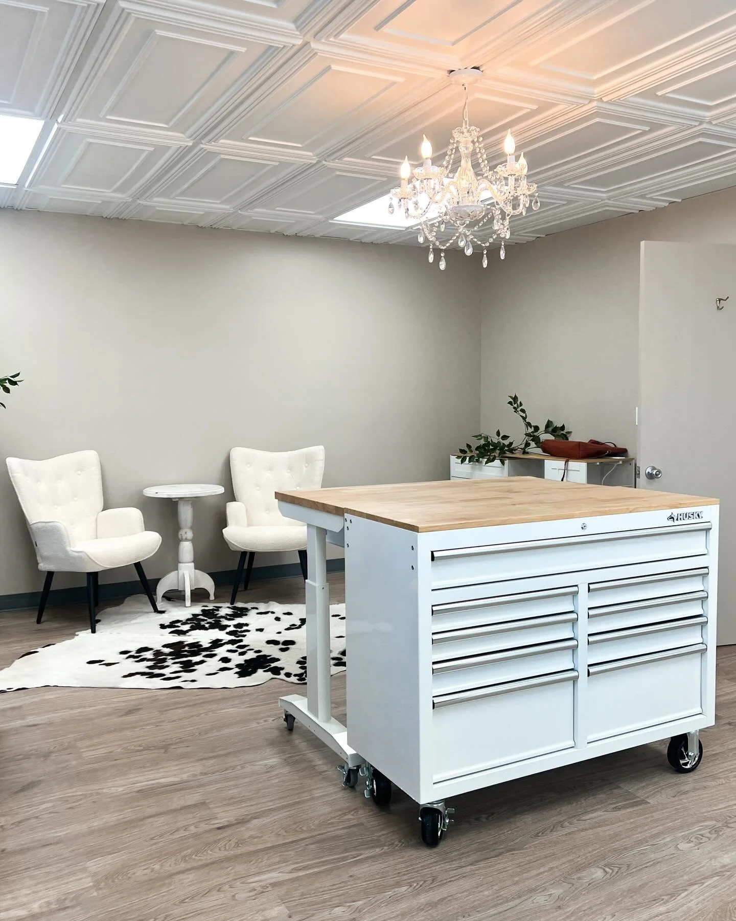 A little change is coming✨

I&rsquo;m still finishing the decor and final details, but I couldn&rsquo;t wait to share a peek!

Swipe ➡️ to see what this room looked like when I first saw it (yes&hellip; that&rsquo;s my handwriting&hellip; measurement