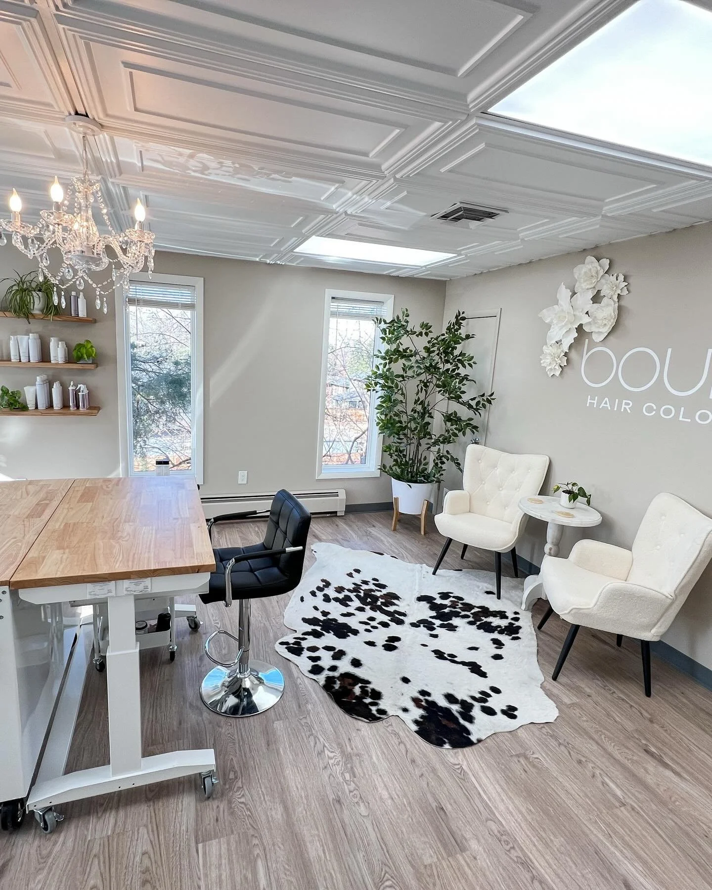 Got to your appointment a little earlier than expected? I got you.

Welcome to your lounge at Bourbon- your area to chill before the magic begins.

Think: a cozy two-chair nook, a little refreshment bar, and some vintage French art to inspire your in