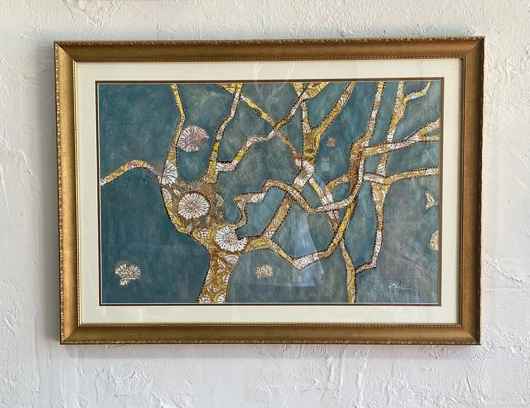 This week’s #FavFrameFriday features a contemporary gold frame that quietly hearkens back to the gilded frames of old, with a subtle nod to beading and classic decorative detail. Though it’s hard to capture in the photo, a shimmering gold undermat ca