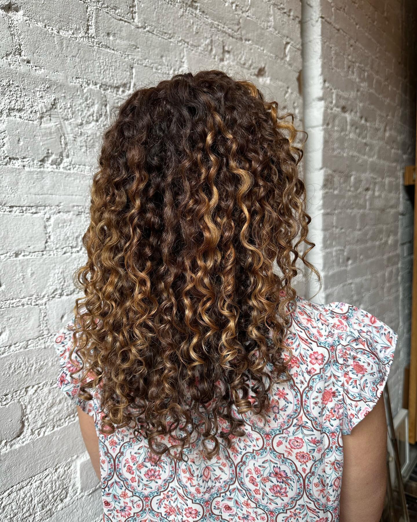 My second day model came from Pennsylvania with her sister. She had never the opportunity to experience Lorraine&rsquo;s products and her biggest concern was wanting to keep length, but knew it was time to freshen up her ends. I used a curl by curl c