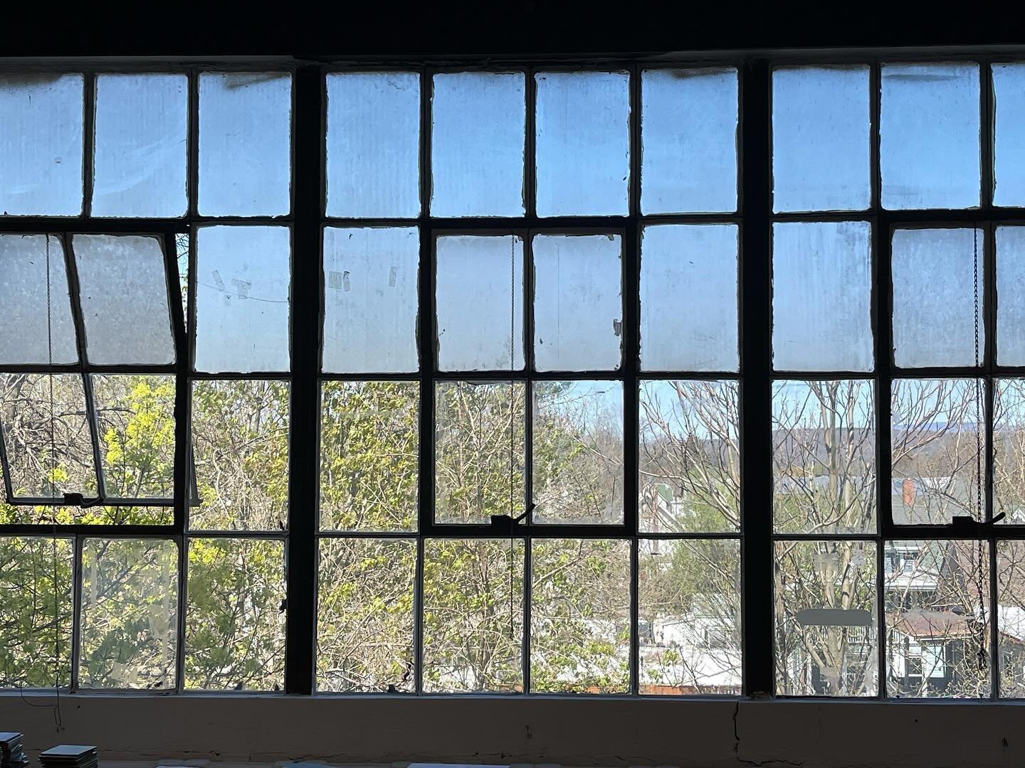 Thick and thin grid lines of the windows of my studio. Hmmm&hellip;
#environmentinfluence #studio #artstudio #grids #structures