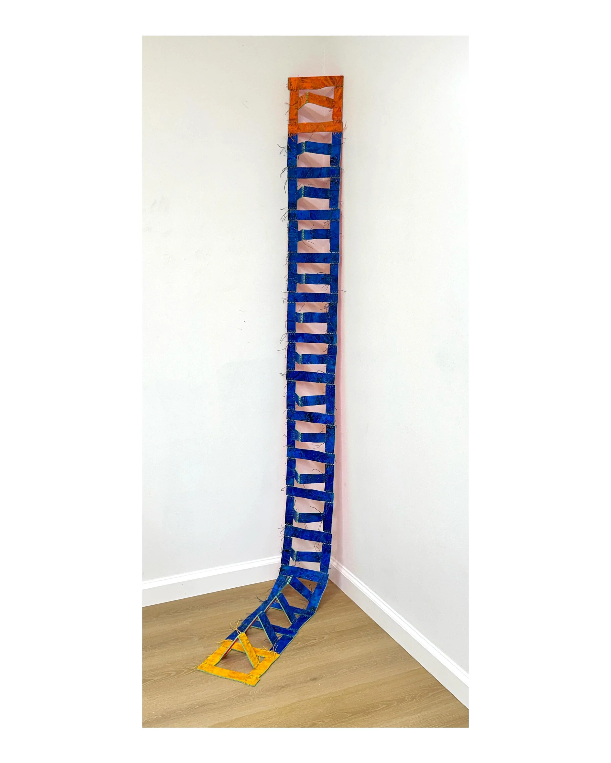 Experimenting with having the structures become more dimensional and interacting with the space. 

#sculpture #outofthecorner #stitchedstructure #stitching