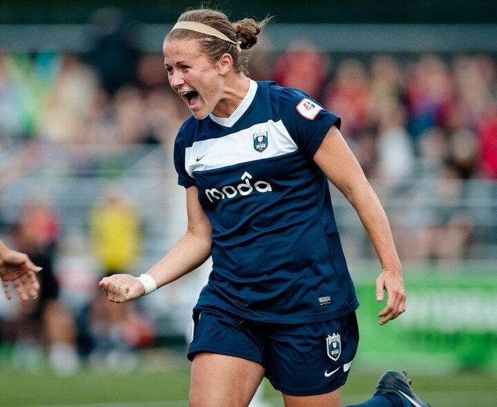 They're back this Sunday, in navy blue and behind a much-loved crest. Let it Reign! Btw, that's Christine Nairn, scorer of Seattle Reign's very first goal, in 2013. #TBT