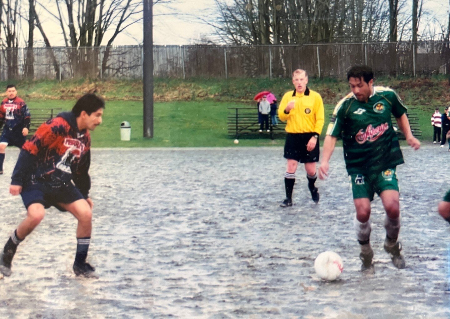 In the 90s, this is what passed for an 'all-weather' surface for Liga Hispana matches at Fort Dent (nowadays Starfire). In these conditions, there was no problem settling the ball. Getting it to move was another matter. 📷 Siete Dias/Raul Perez #TBT