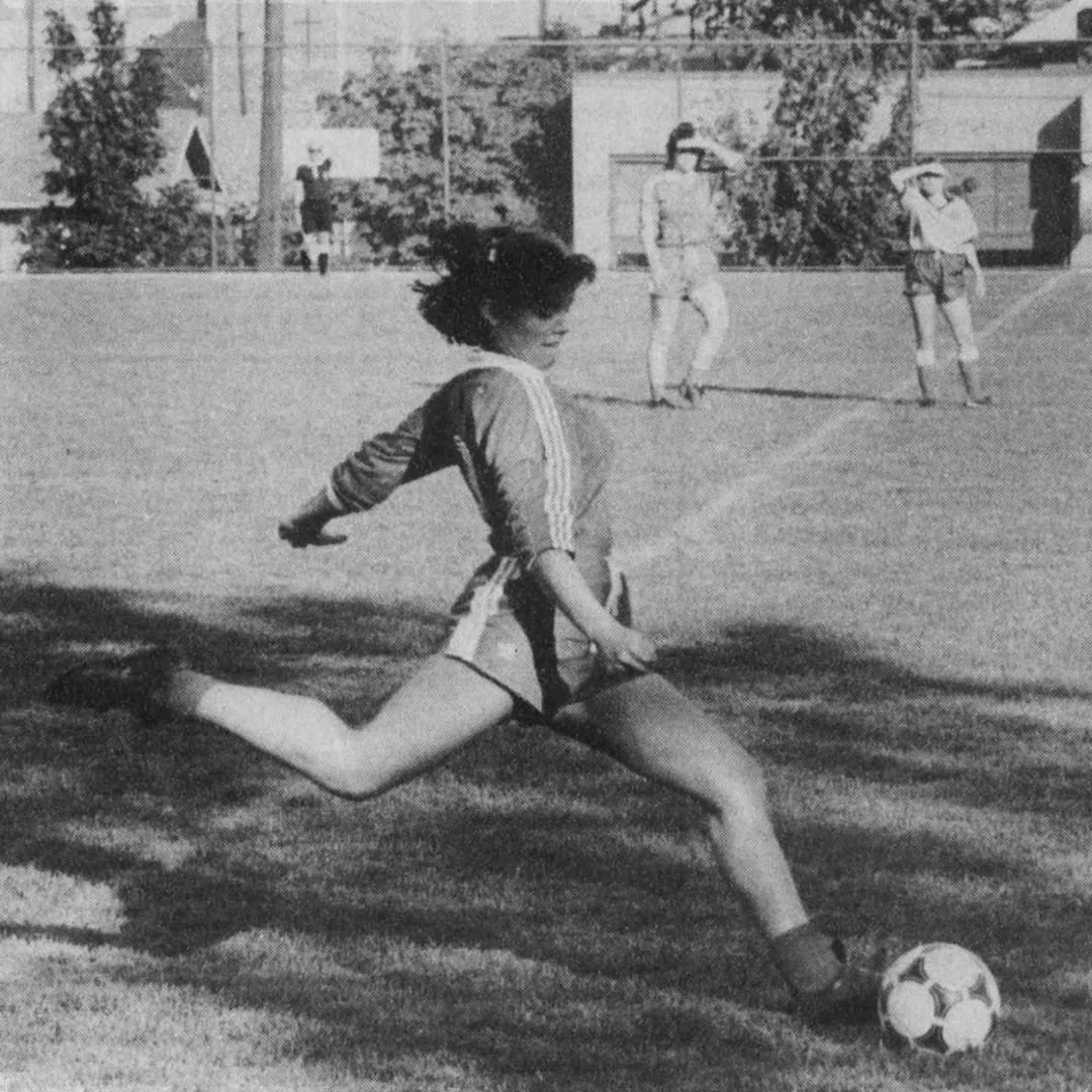 Sometimes you just have to pause and admire the form of a ball well served. Here's Seattle University's Laura Sauvage vs. Oregon's club in 1984. #TBT