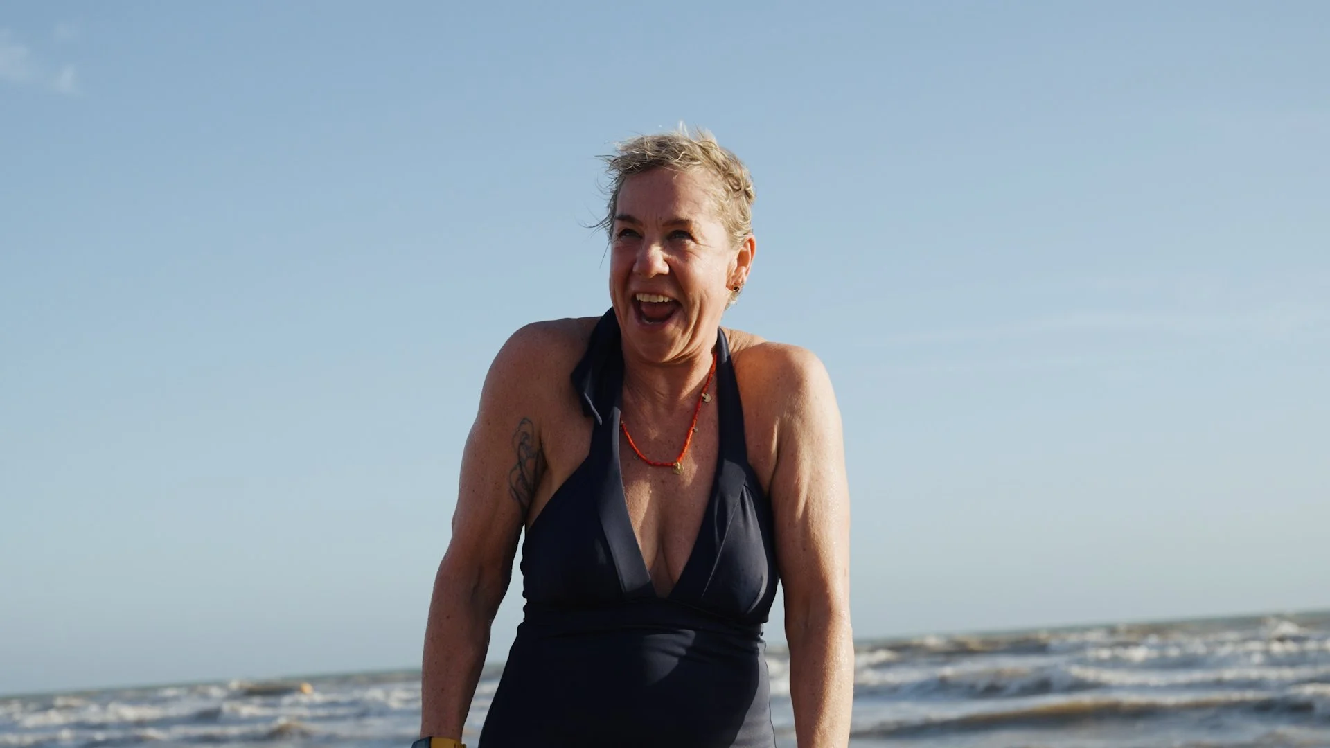 New research finds a short cold plunge between sauna rounds eases heat strain.