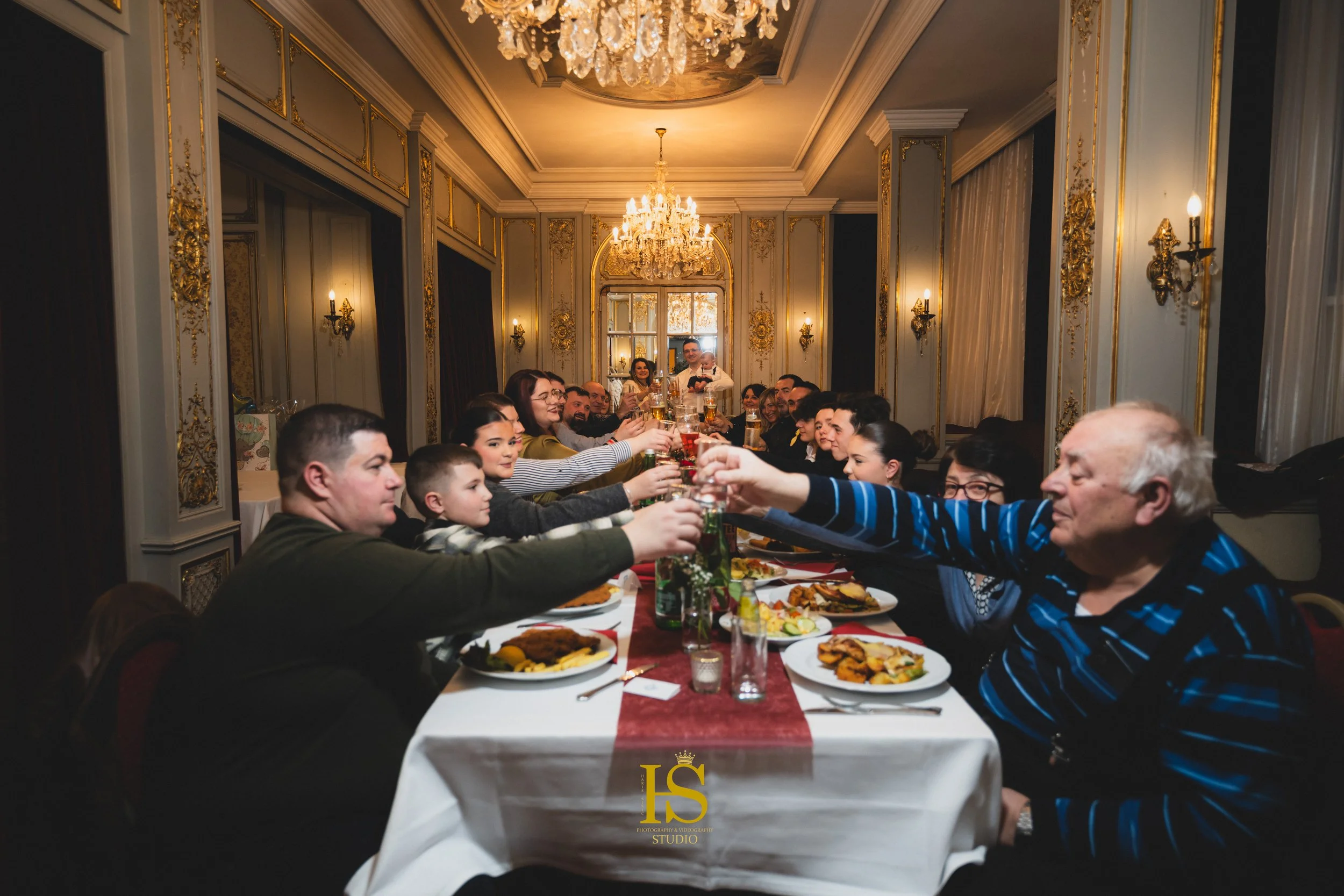 LELICA MILUTINOVIC PARTY WIEN 25-196.jpg