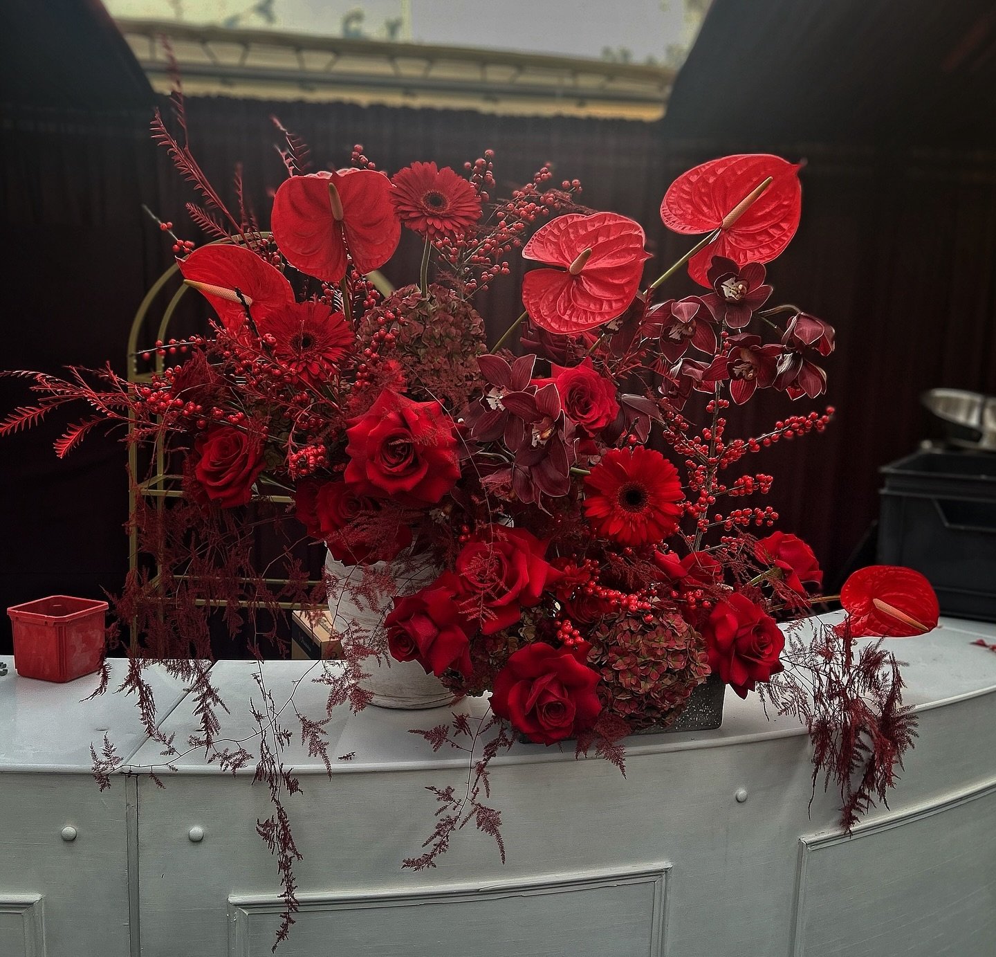 Something a bit different from our usual gardeny style but we absolutely loved getting stuck into these fabulous florals for @skellonevents 

A very busy but wonderful few days of weddings so we&rsquo;re tackling Monday at a slower pace (or as slow a
