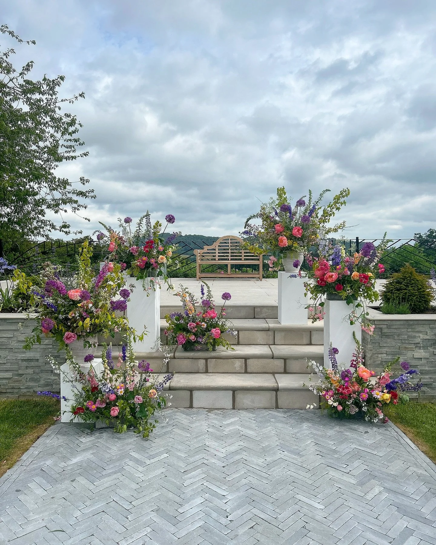 Taking a little breather to soak up an absolute flower-filled cracker of a bank holiday, with two gorgeous weddings. 
We kicked things off with a burst of colour for Sara-Lou & Charlie on Saturday working with the lovely @poppyroseweddings &