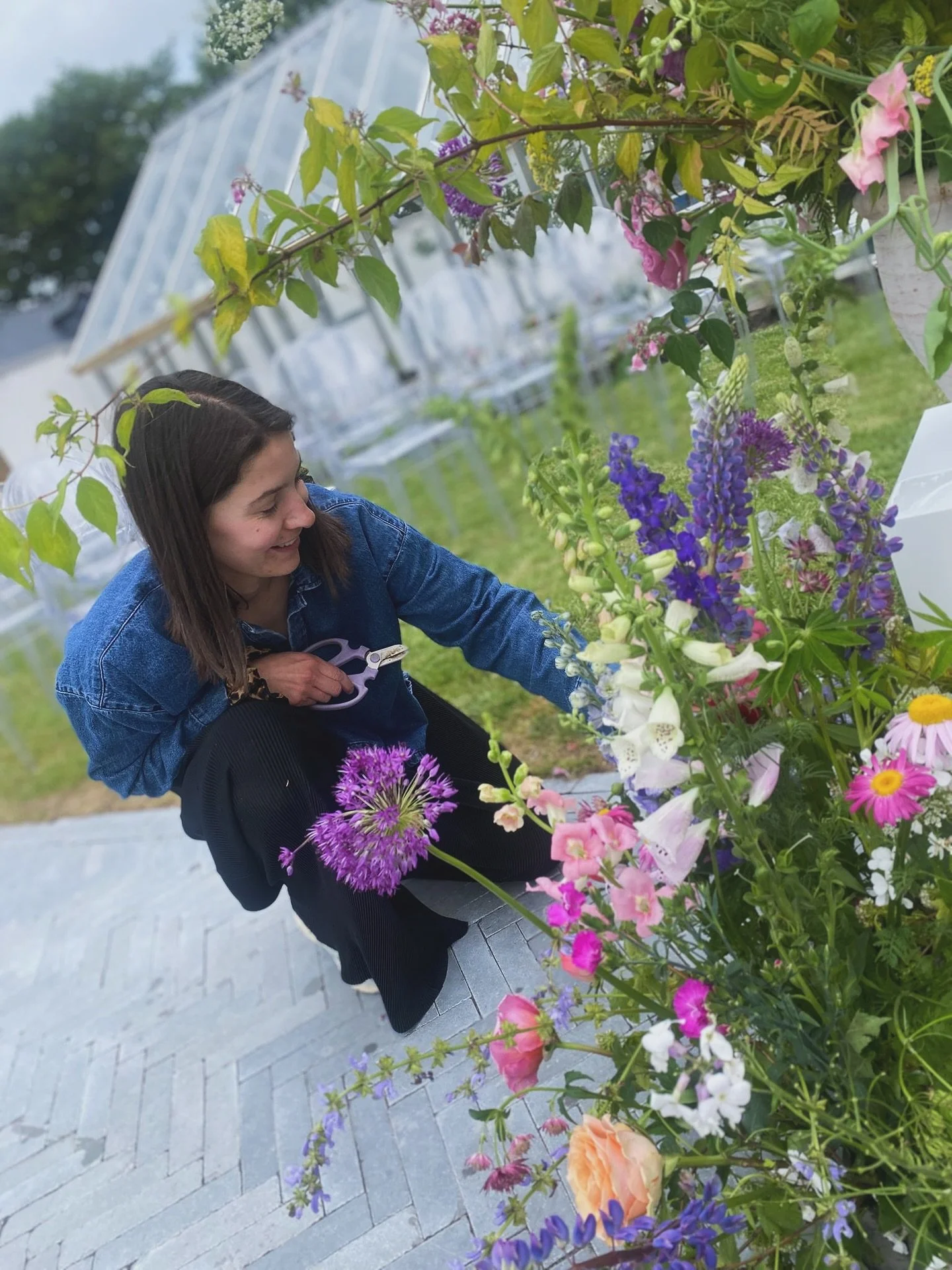 MAY.
You were bright & you were beautiful. You brought sunshine, mock orange, fabulous urns & a whole lot of gorgeous meadow boxes & bud vases.
Feel like we’re getting back into the crazy swing of things. It’s been a joy.