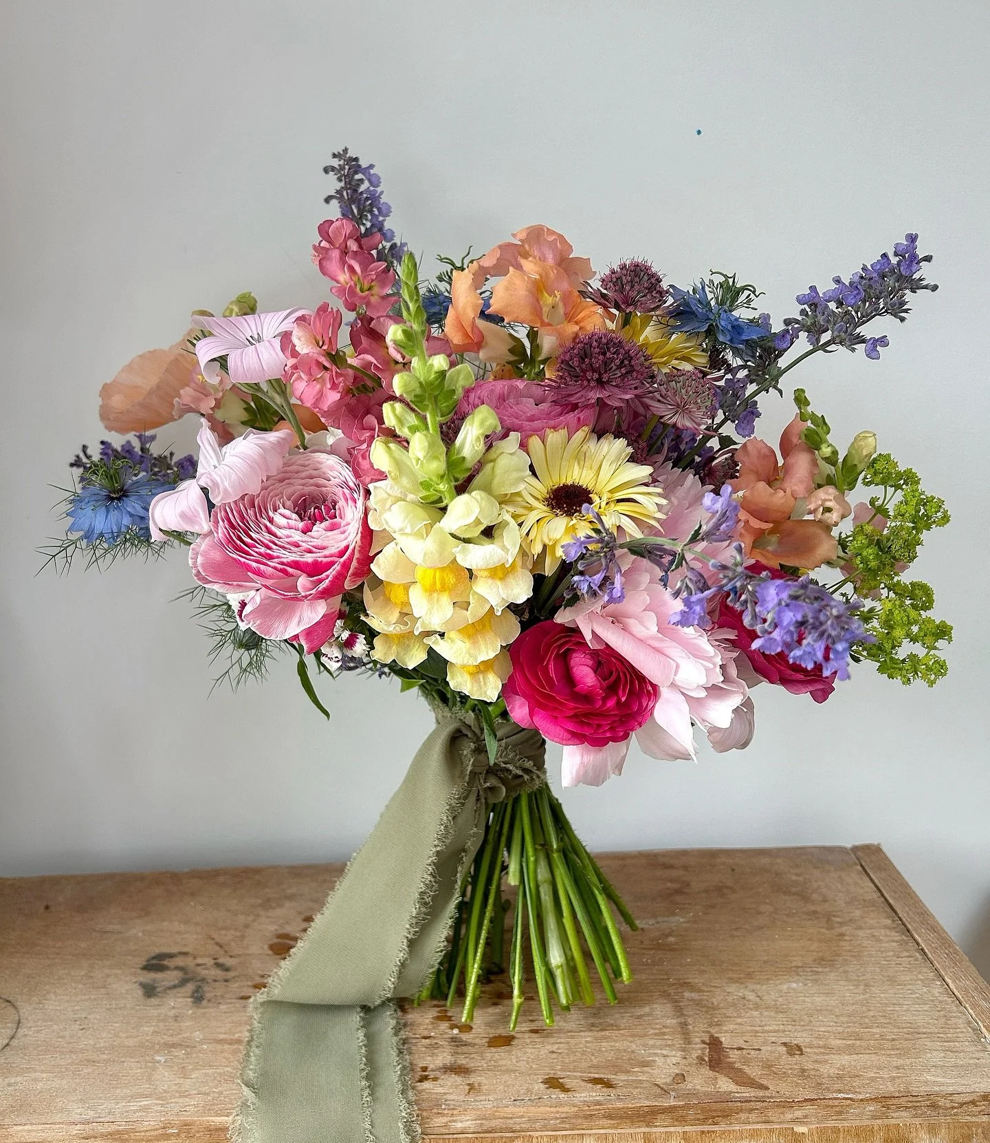 When the bride asks for ‘as many colours as you can.’ 
Colourful joy for the lovely Charlotte last week @grosvenorpulfordhotel (which gets extra joy points for being 10 mins from my house!) 
Most of the weddings we do are full set-ups w