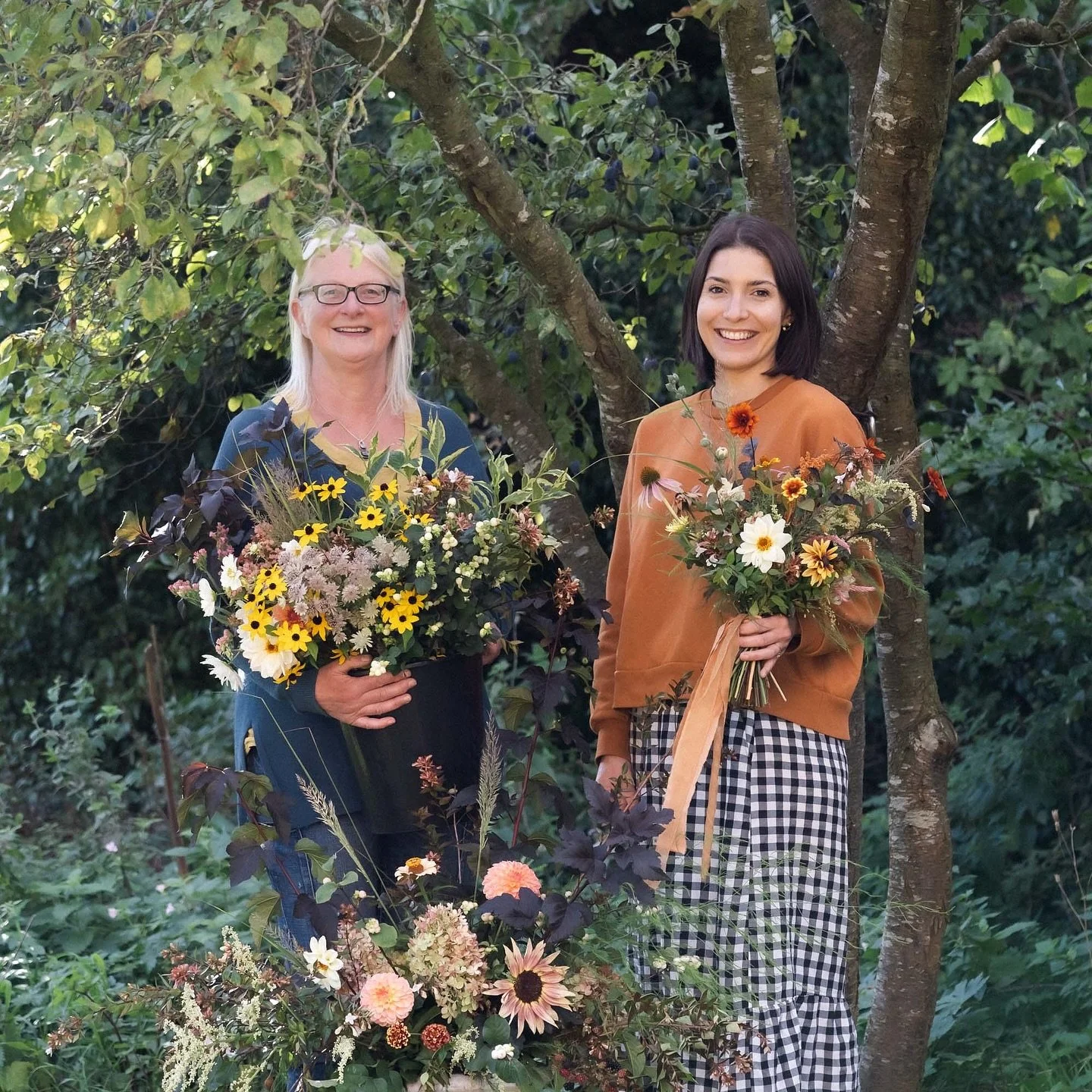 WHO GREW YOUR FLOWERS?
This fabulous, superwoman π
It’s British Flowers Week - a week to celebrate the beauty of British-grown flowers & the growers, wholesalers & florists who champion them too! 
If you follow me you’ll know h